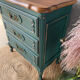 Commode bois massif relookée vert sapin patiné et bois