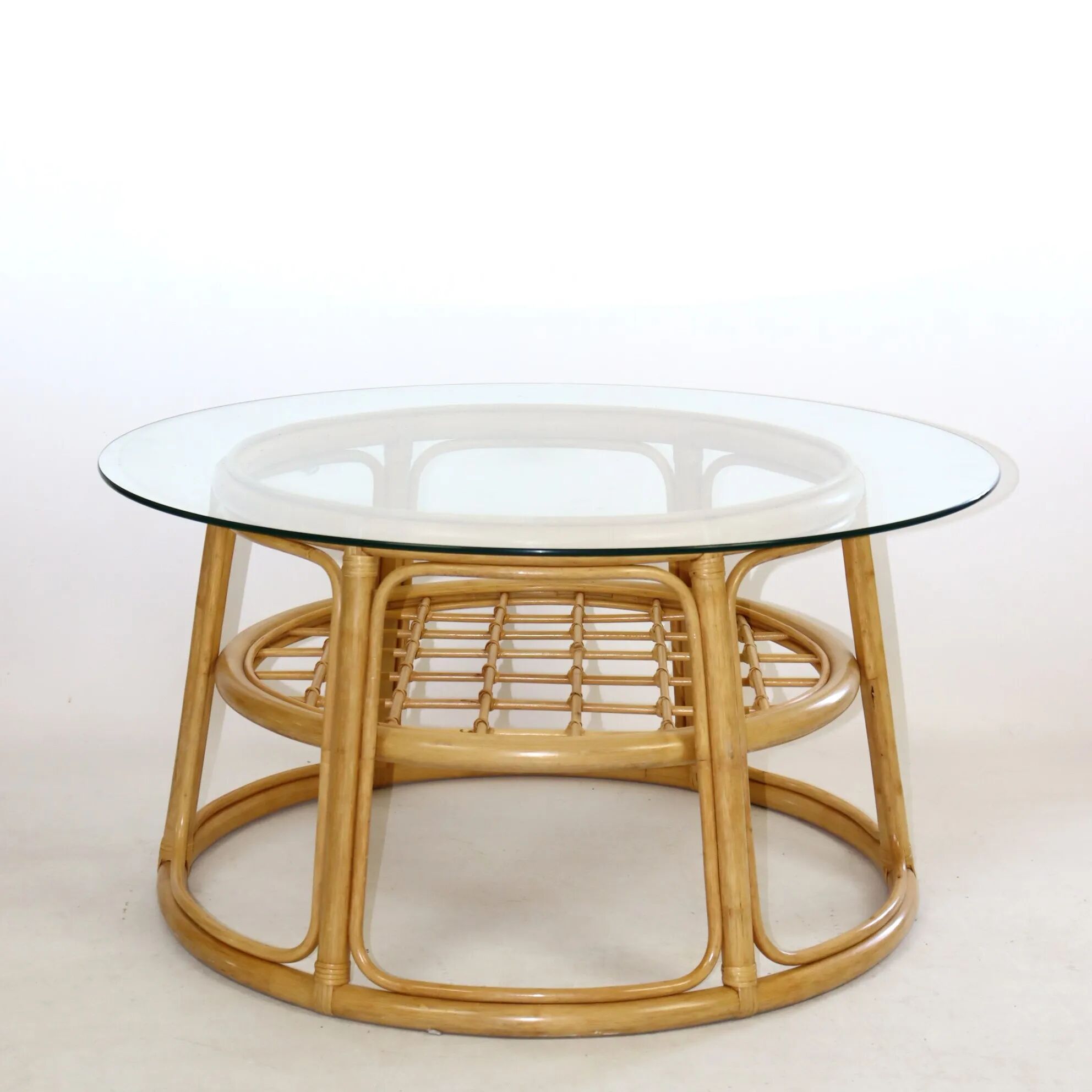Table en osier et plateau en verre