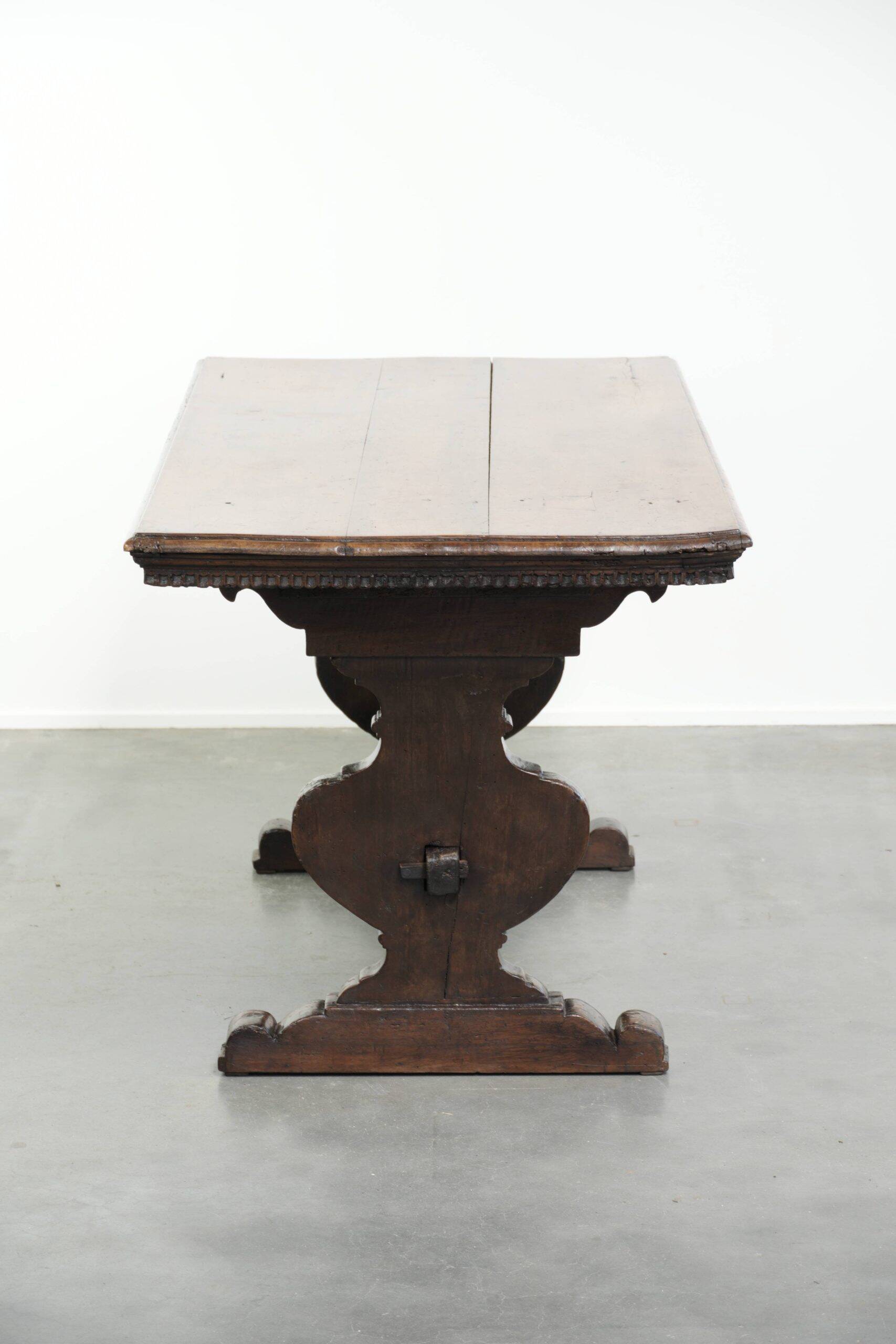 Authentic Italian dining table from the 16th century made of walnut