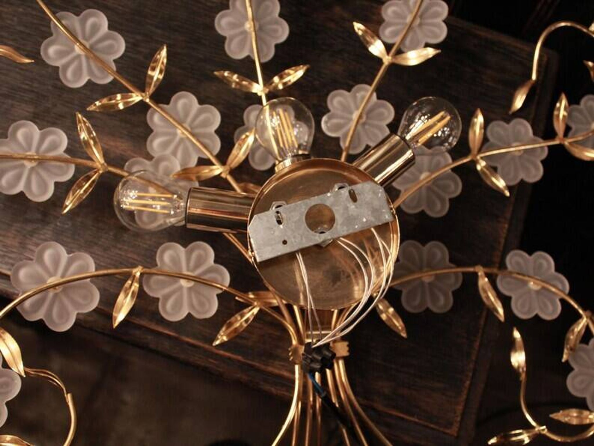 1980s wall lamp with 20 Murano glass flowers and 3 lights.