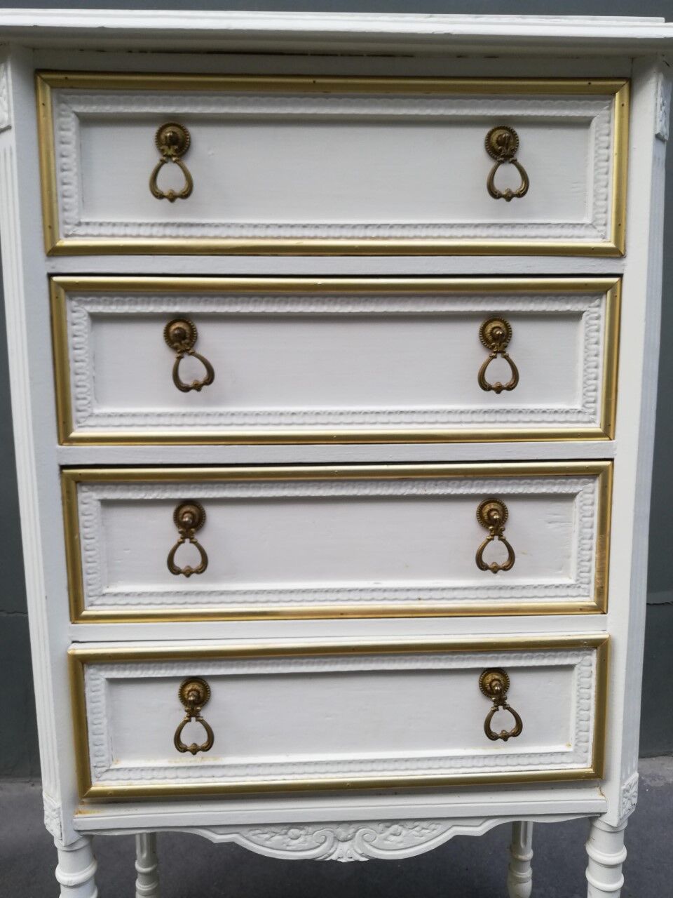 Neoclassical vertical dresser