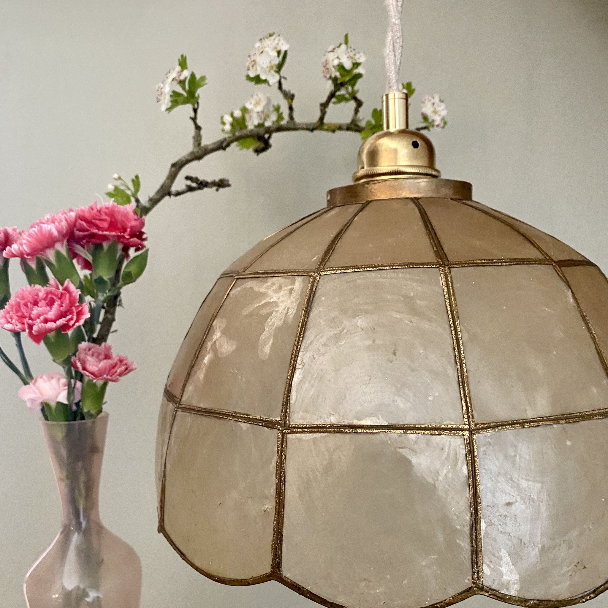 Vintage suspension lamp in mother-of-pearl and brass