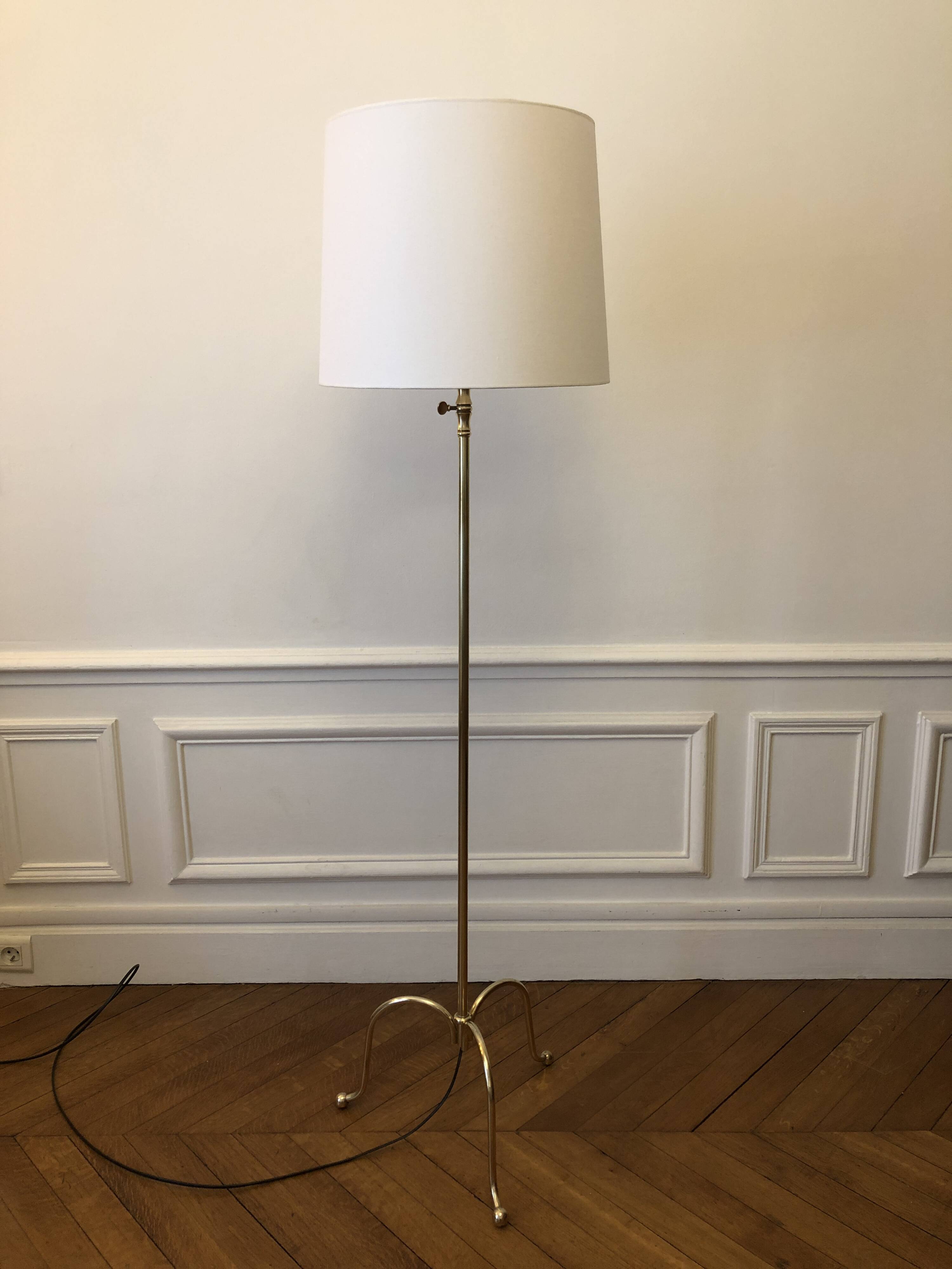 Lampadaire tripode monte baisse des années 60 en laiton massif