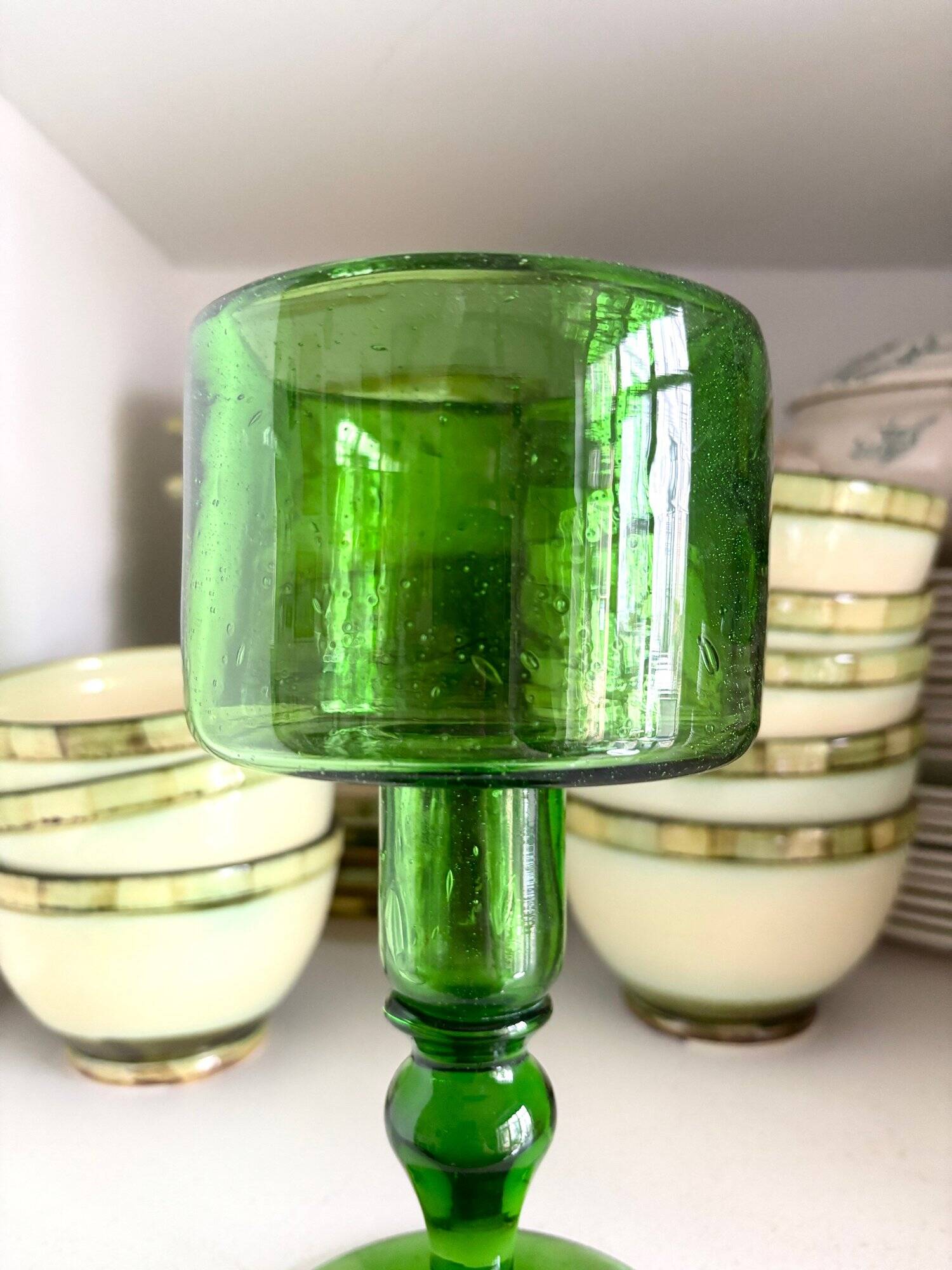 Vase en verre soufflé vert