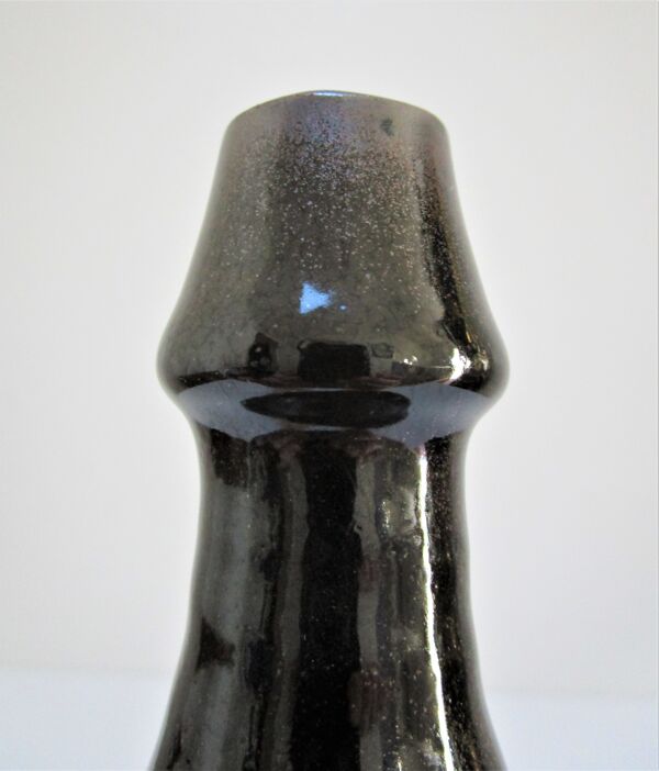 Vase bouteille grès émaillé noir par Roland Zobel