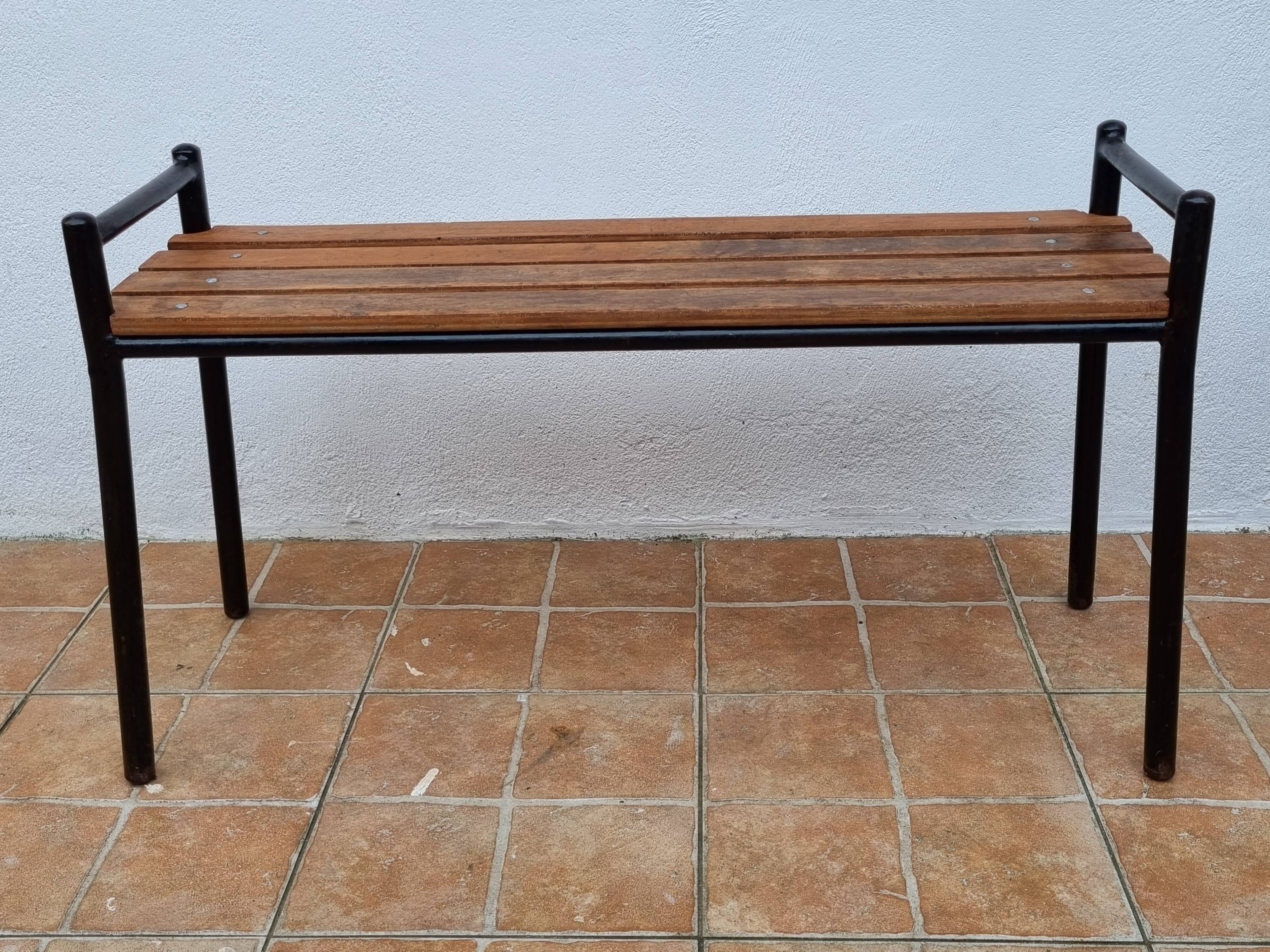 Bench in painted metal and wood, 100 cm