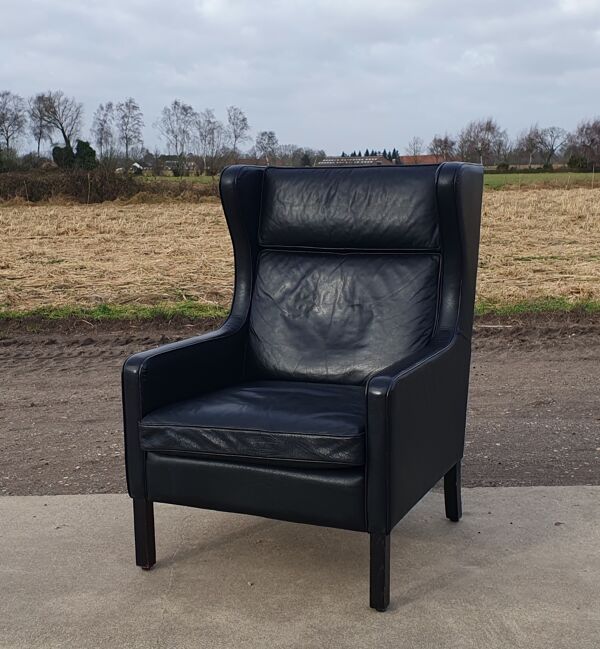 Fauteuil à oreilles scandinave vintage en cuir noir Lulu Stouby