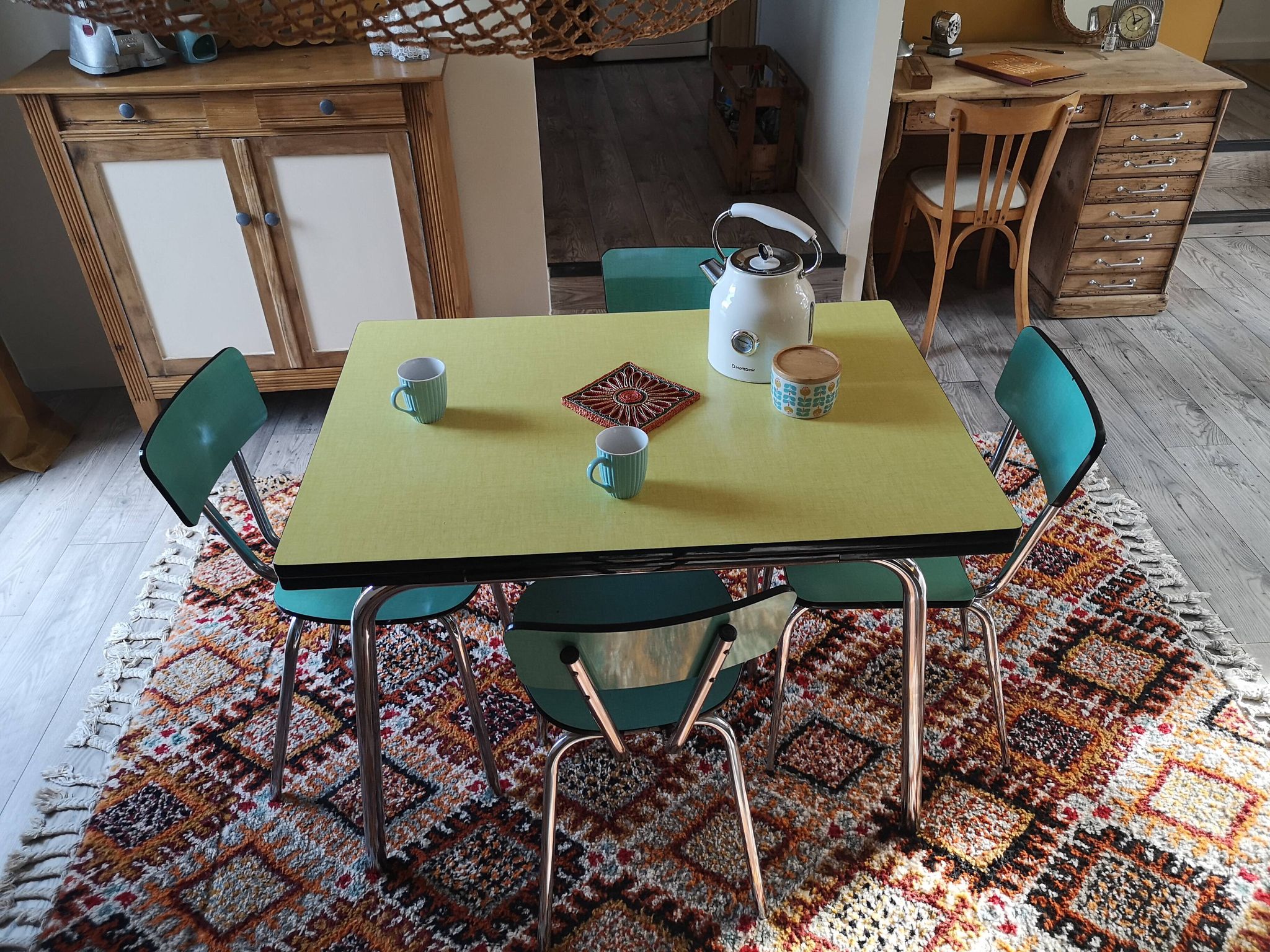 Ensemble de table extensible en formica et 4 chaises