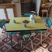 Ensemble de table extensible en formica et 4 chaises