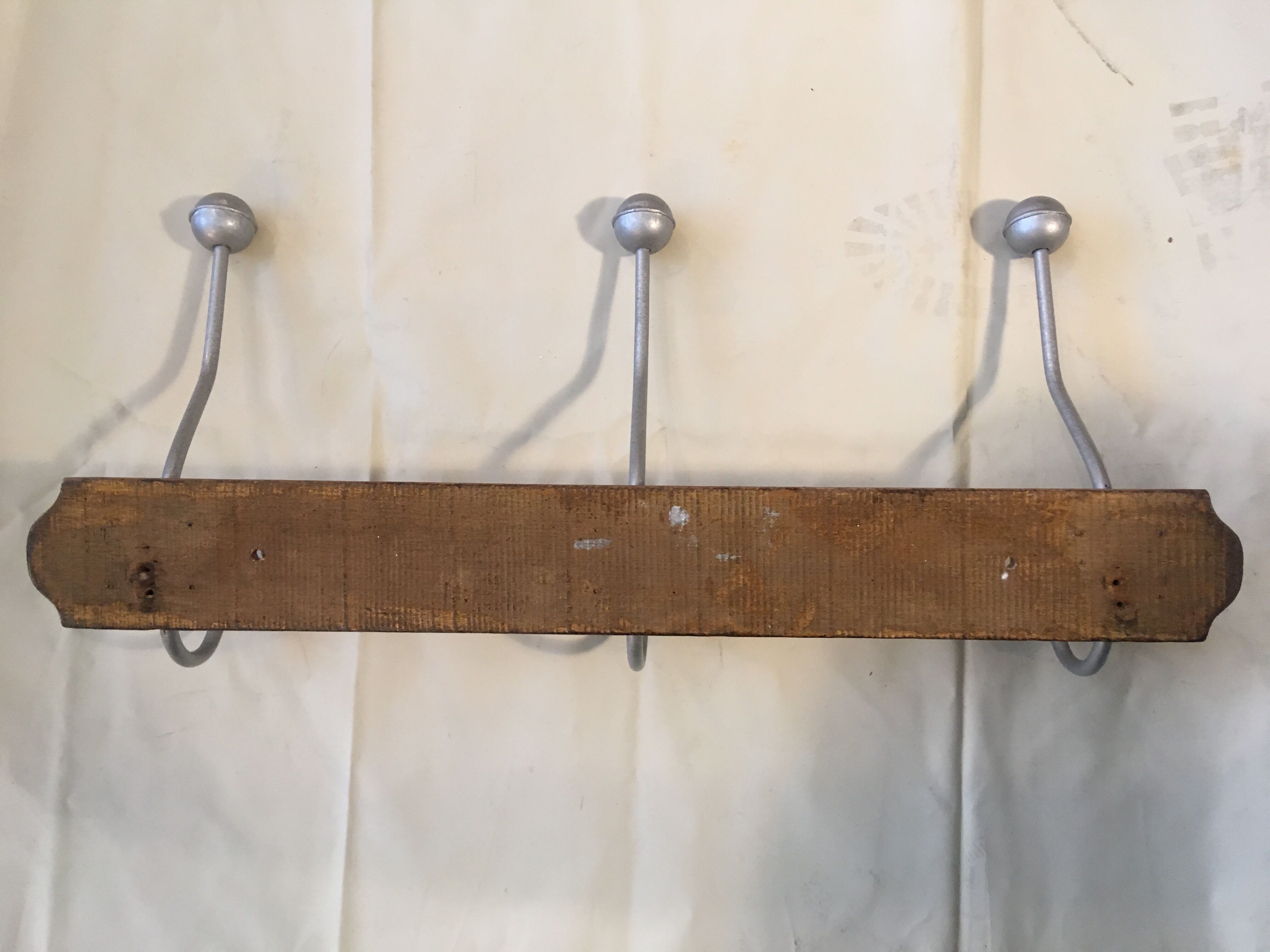 Patère portemanteau en bois et metal usine ou école vintage