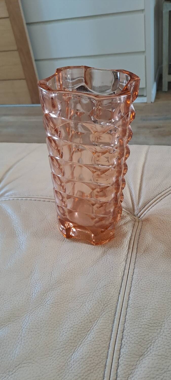 Vase vintage en verre moulé rose