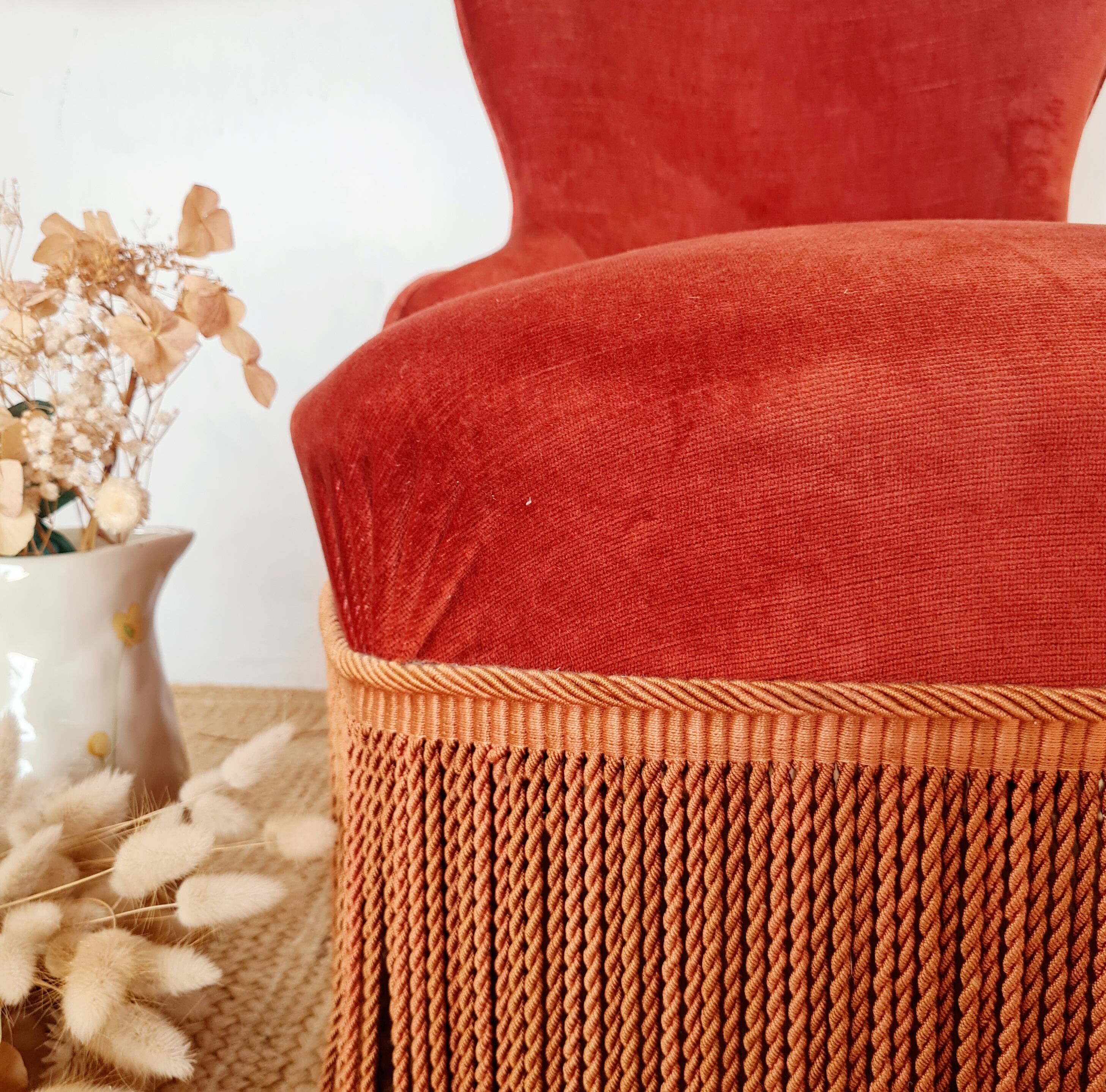 Red velvet toad armchair with fringes