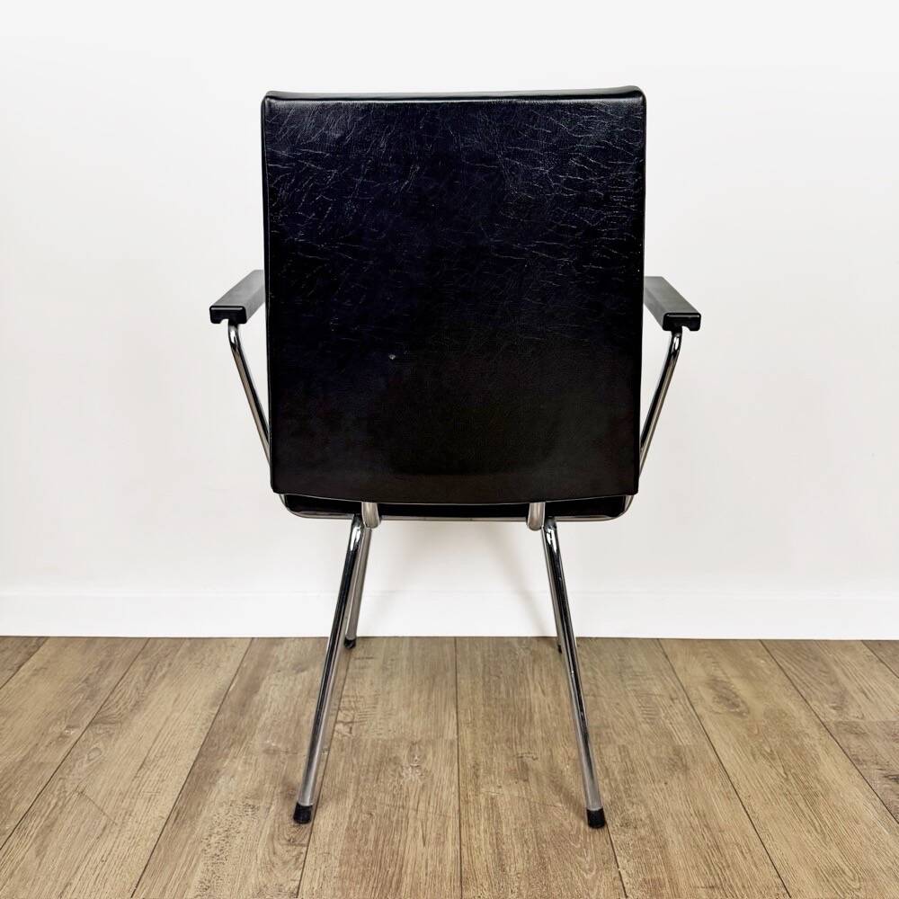 Fauteuil vinyle noir design années 50 dans le goût de Wim Rietveld