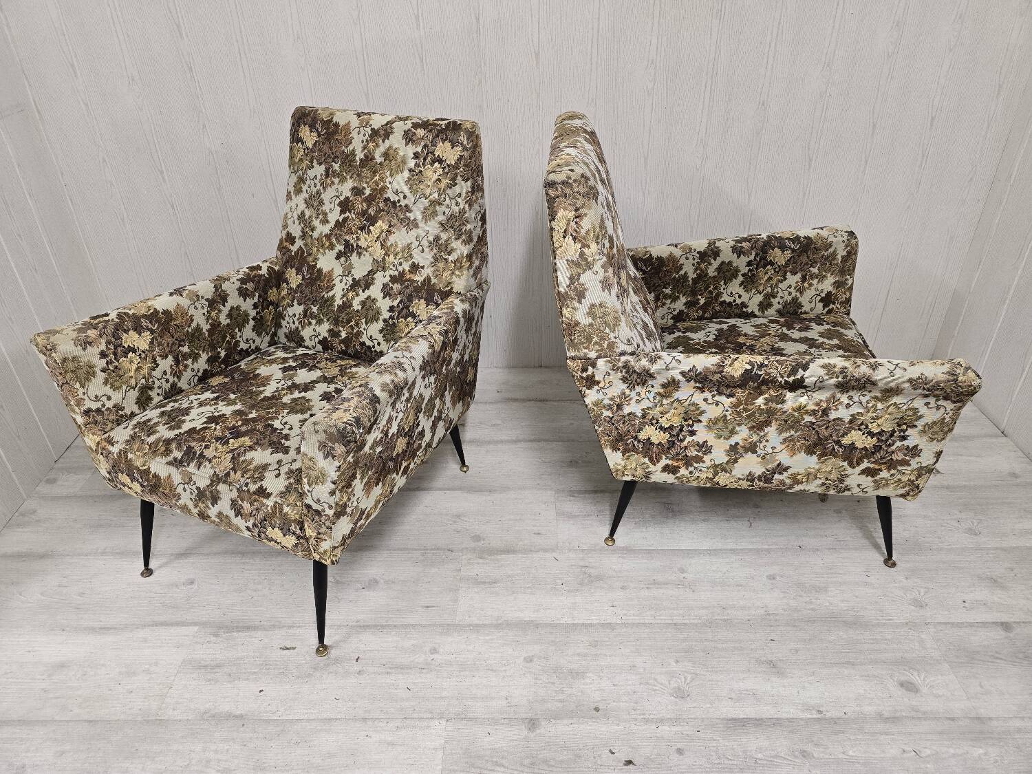Pair of Mid-Century Design armchairs – jacquard upholstery with tapered legs