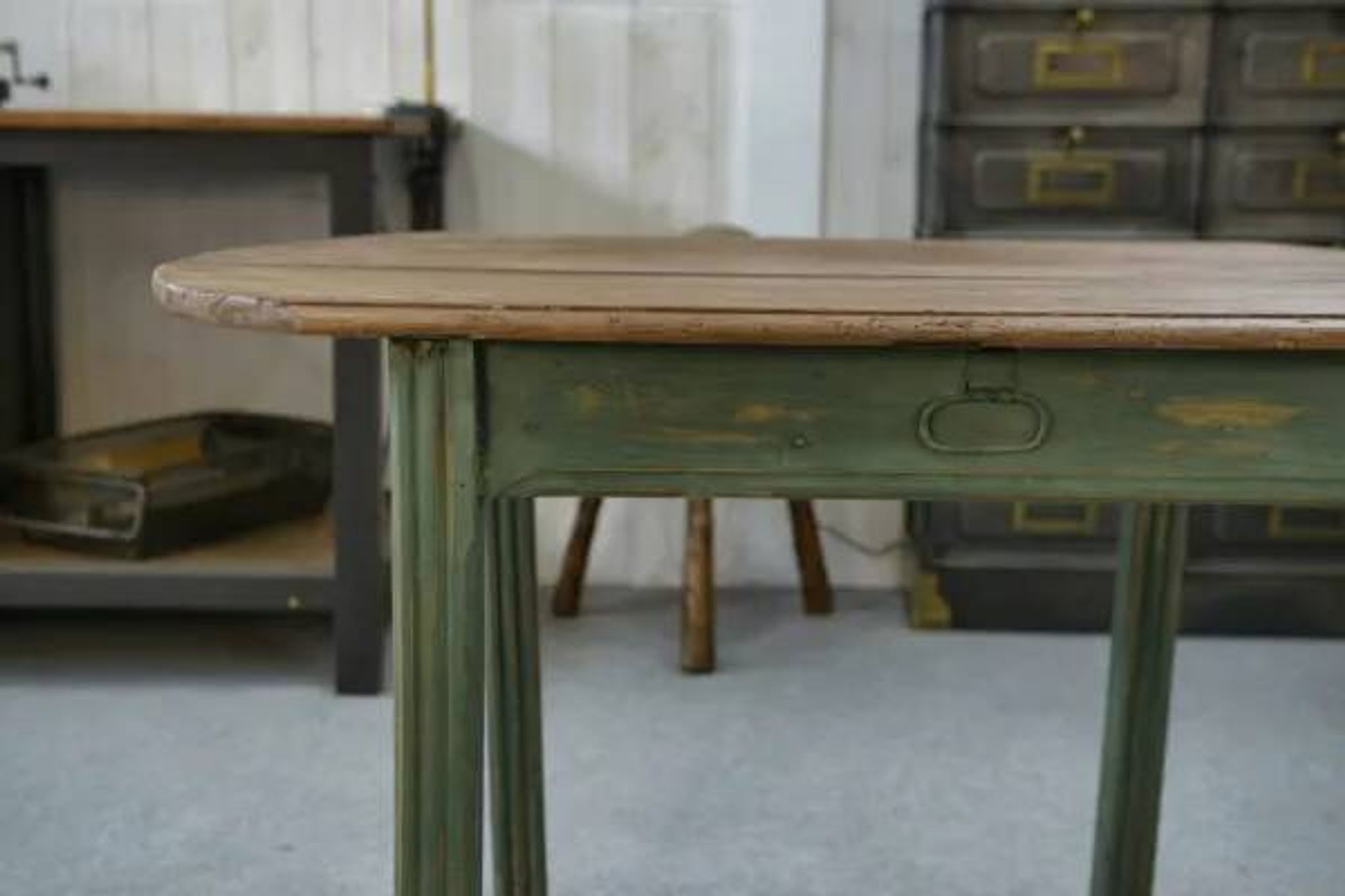 Table en pin piètement patiné vert 1960’s