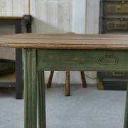 Table en pin piètement patiné vert 1960’s