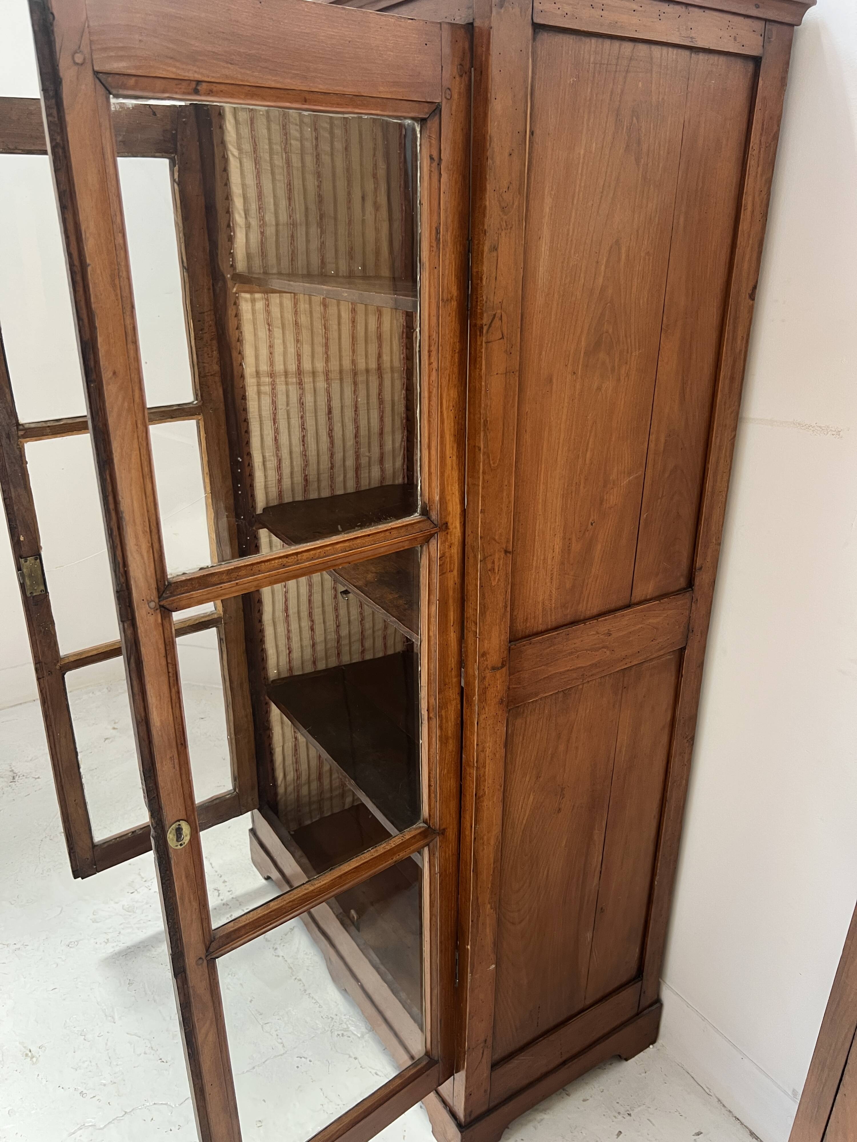 Pair of display cabinets in solid cherry wood from the 19th century.