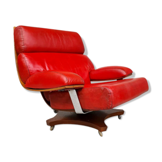 Fauteuil de salon pivotant en cuir rouge G-Plan