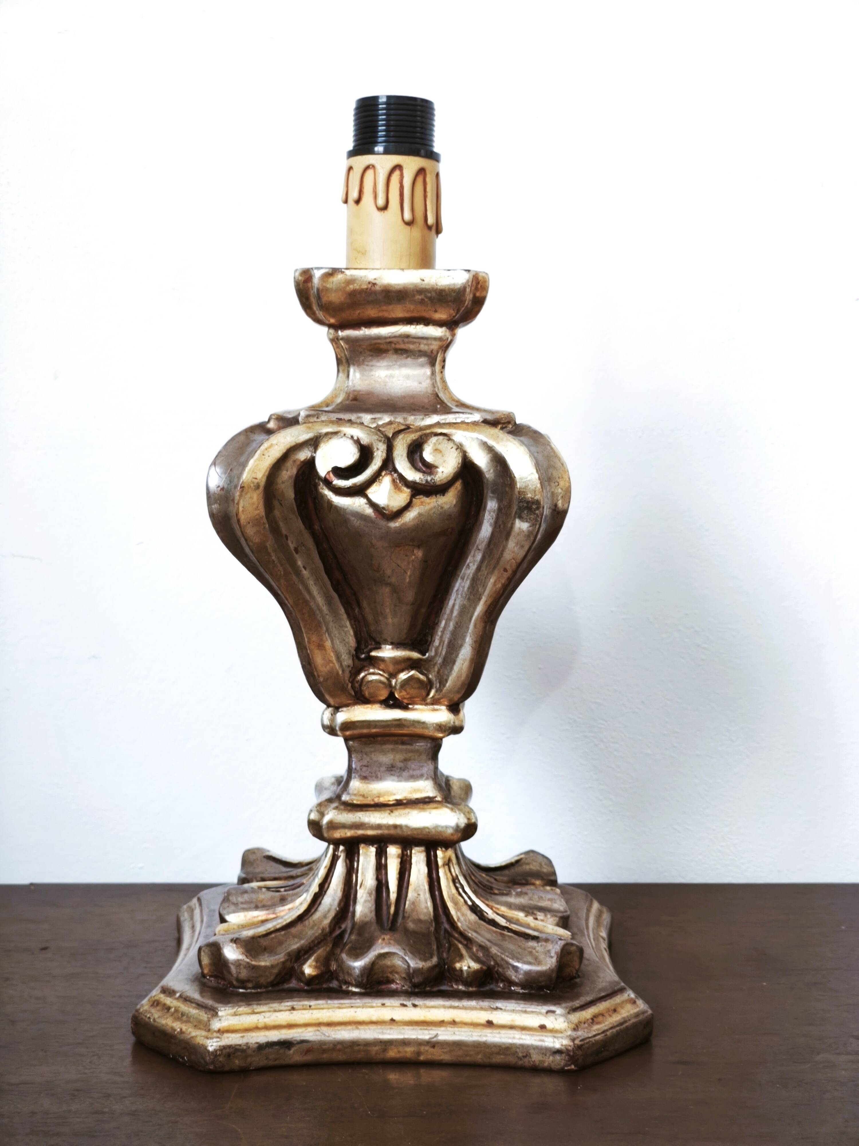 Florentine lamp in carved wood, gold leaf, silk shade.