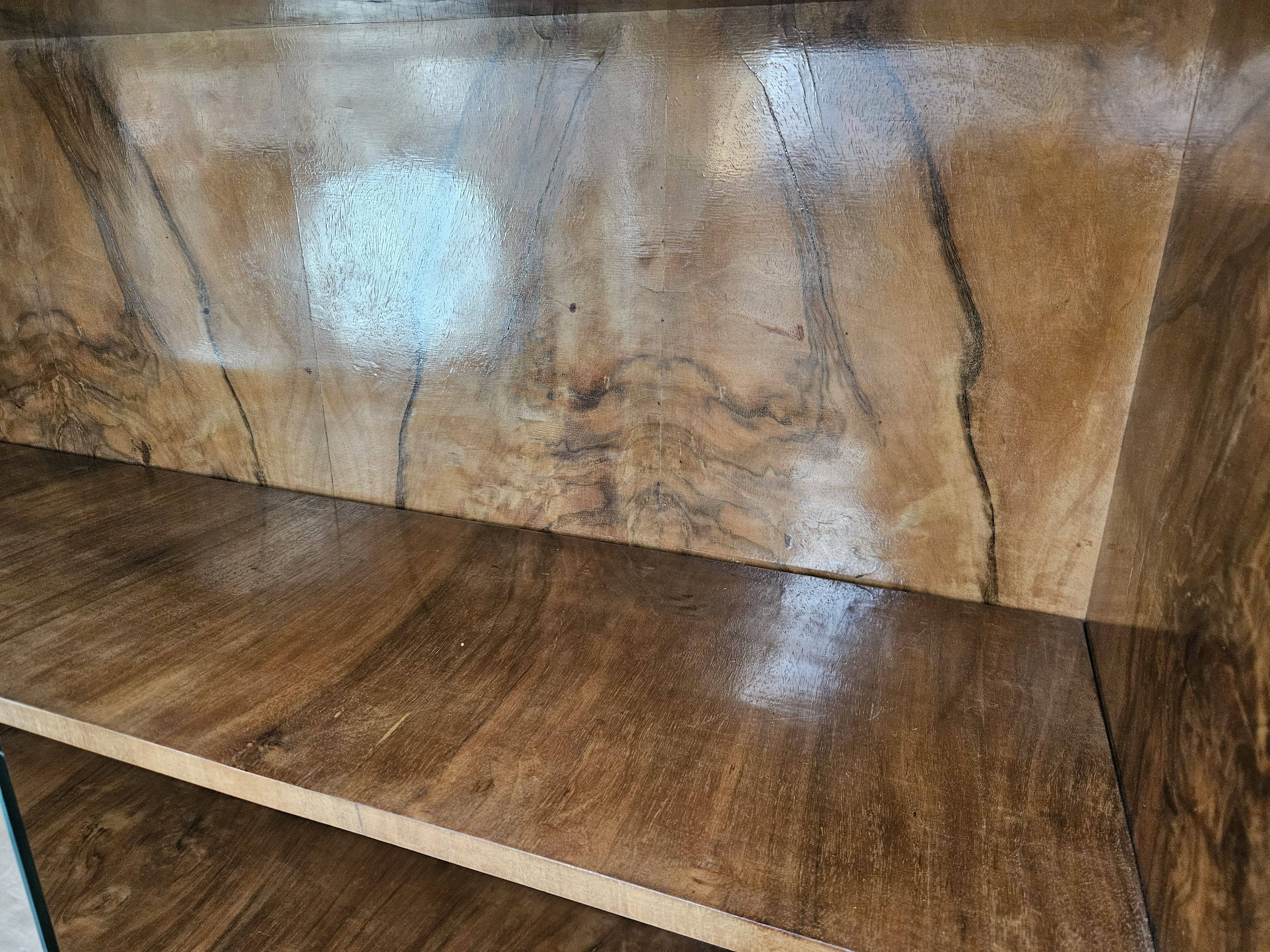 Art Decò display cabinet in walnut burl