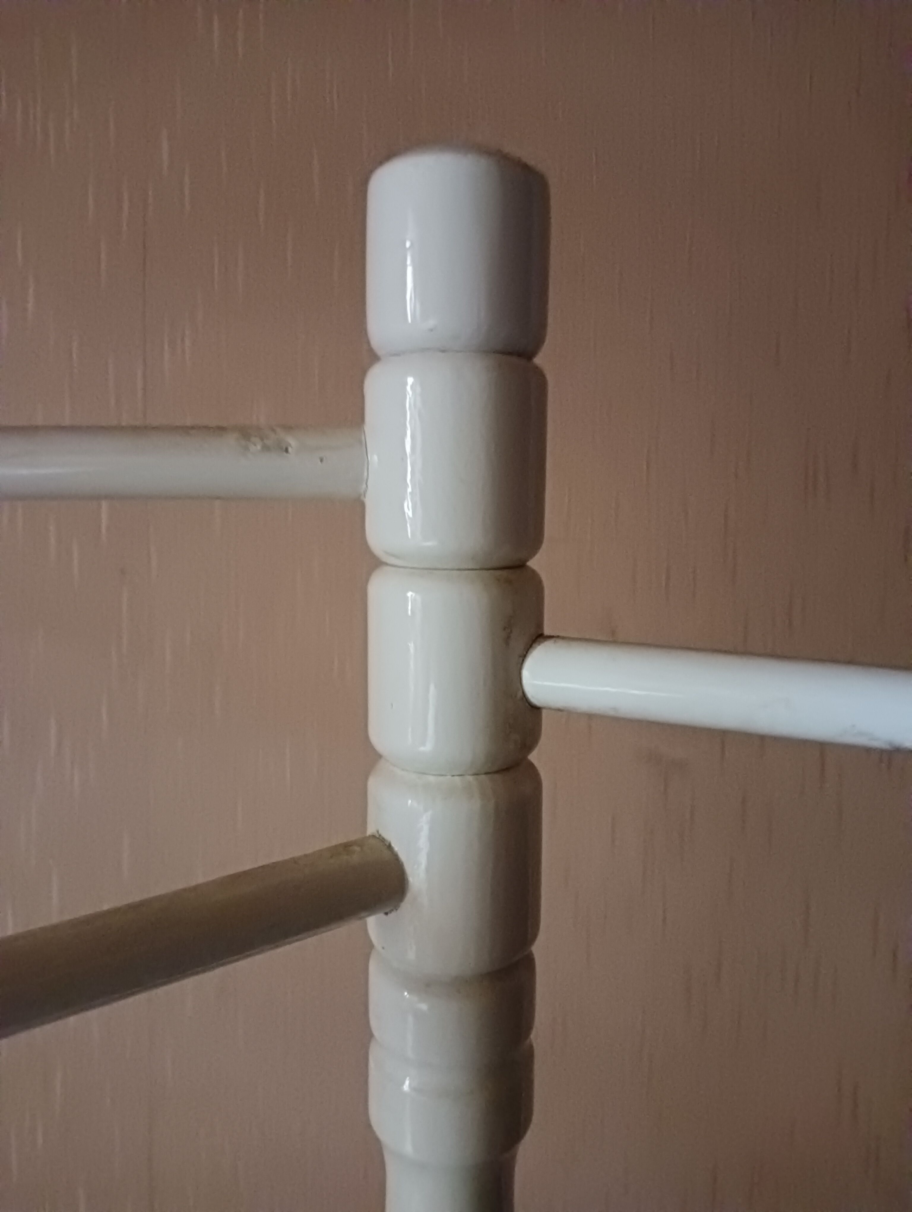 Bath towel rack in white wood, three bars.
