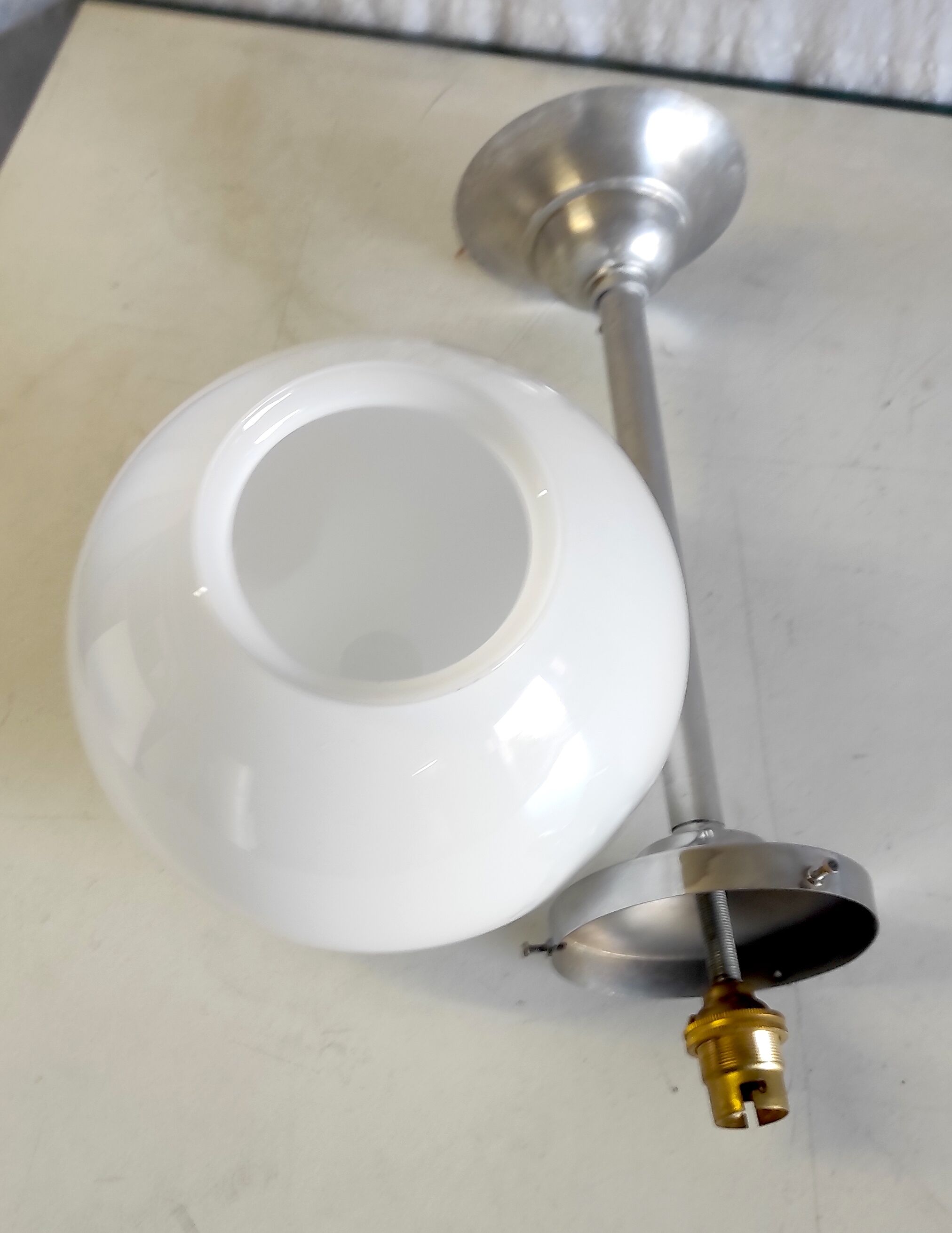 Suspension métal chromé et globe opaline blanc, années 50/60