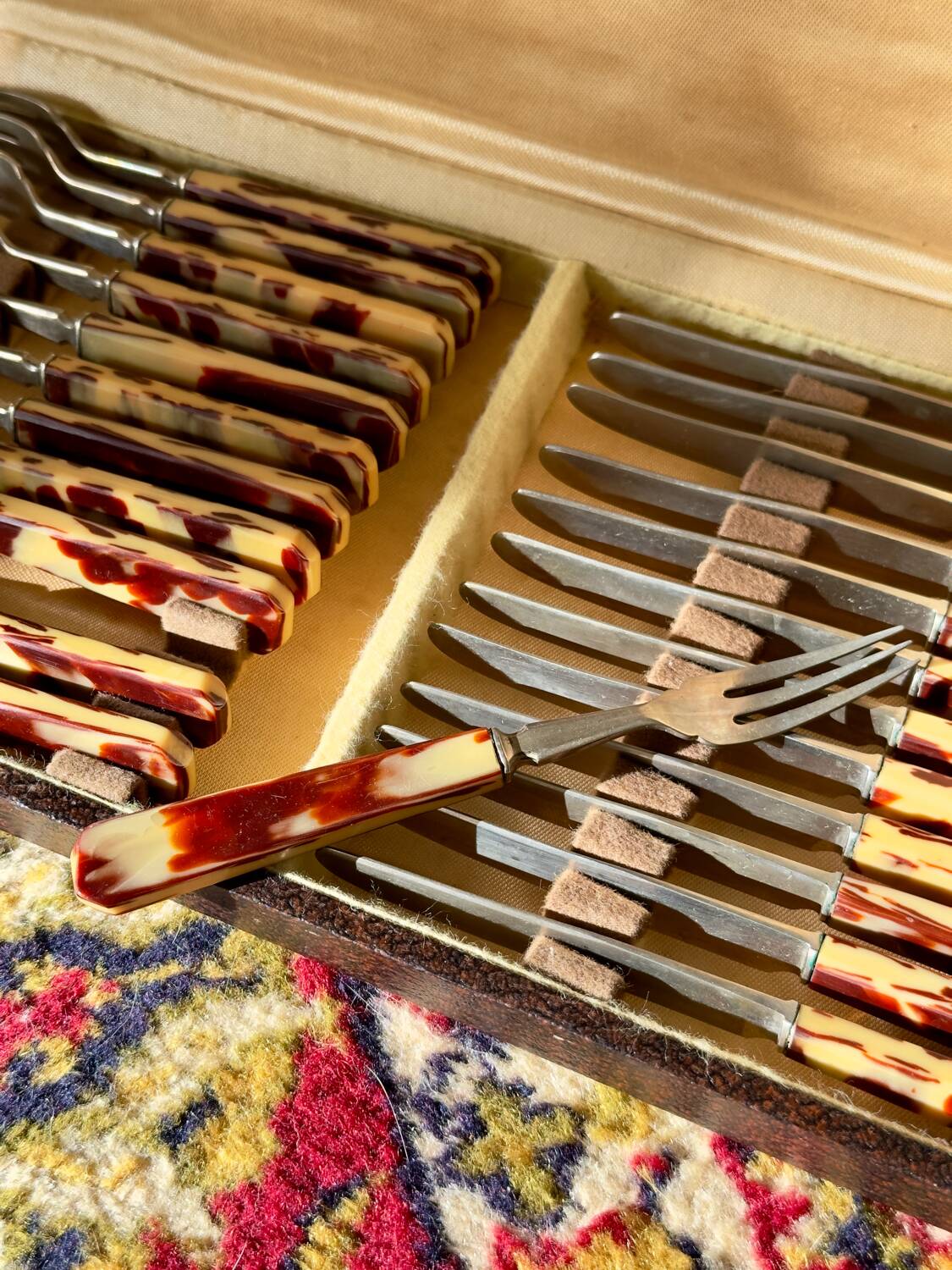 The patterned dessert cutlery box.