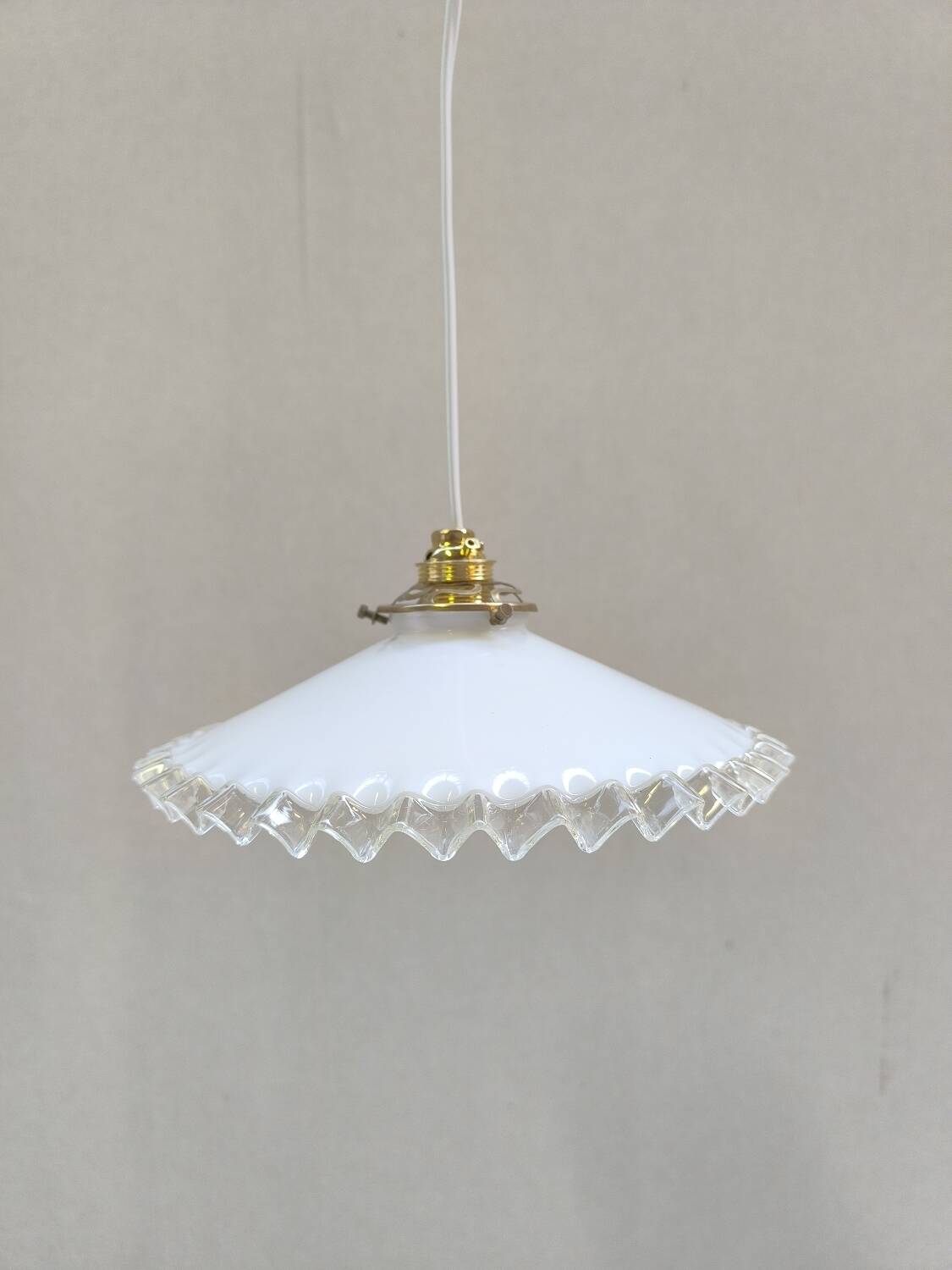 Notched opaline suspension