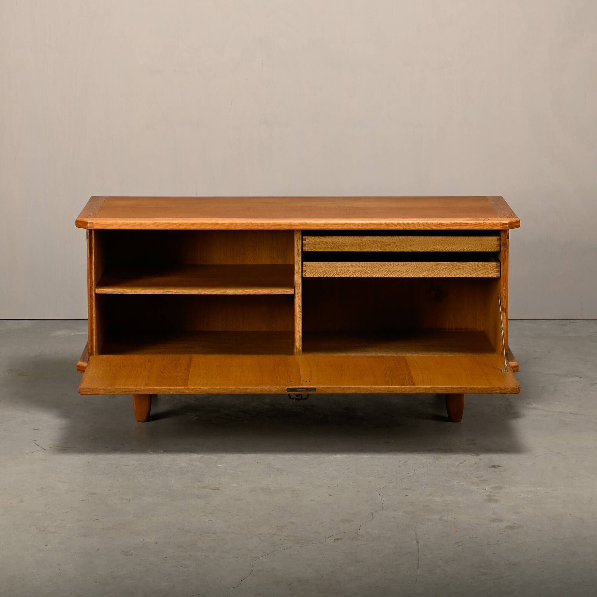 Buffet bas en chêne avec des supports en laiton conçu par Henning Kjærnulf.