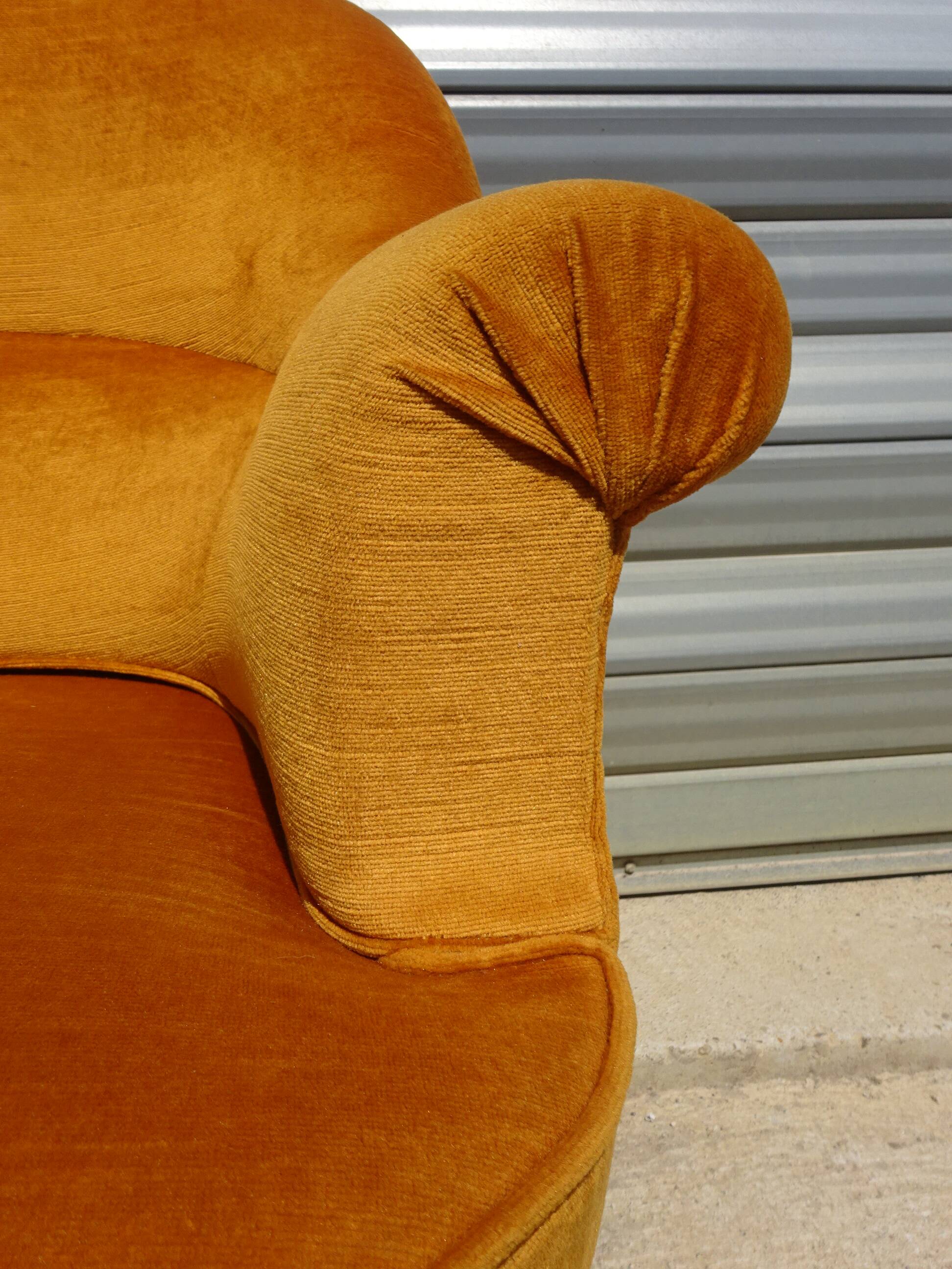 Fauteuil crapaud en velours jaune