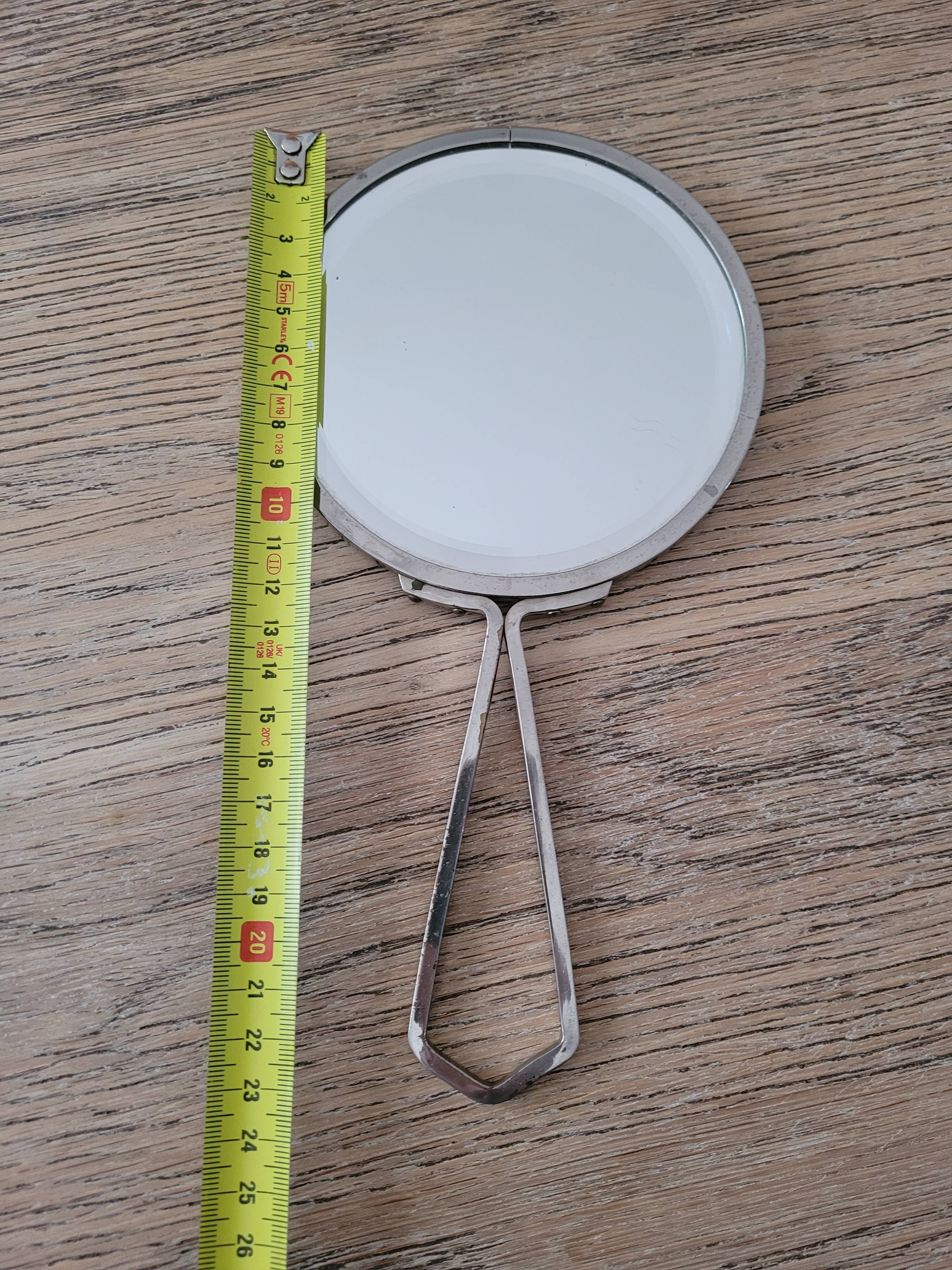 Mirror "face to hand" in chromed metal