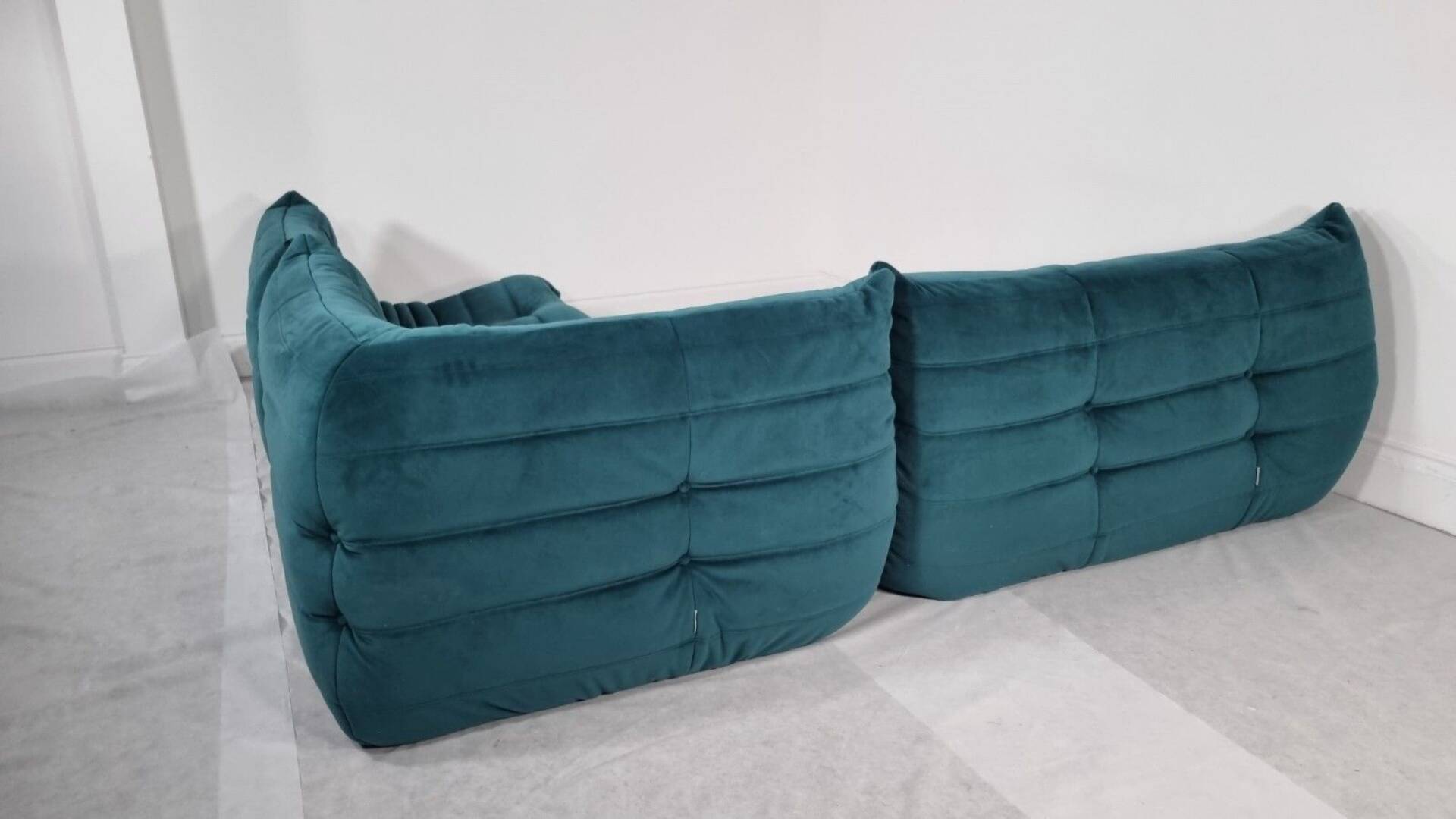 Ensemble Ligne Roset Togo 3 pièces en velours bleu canard .