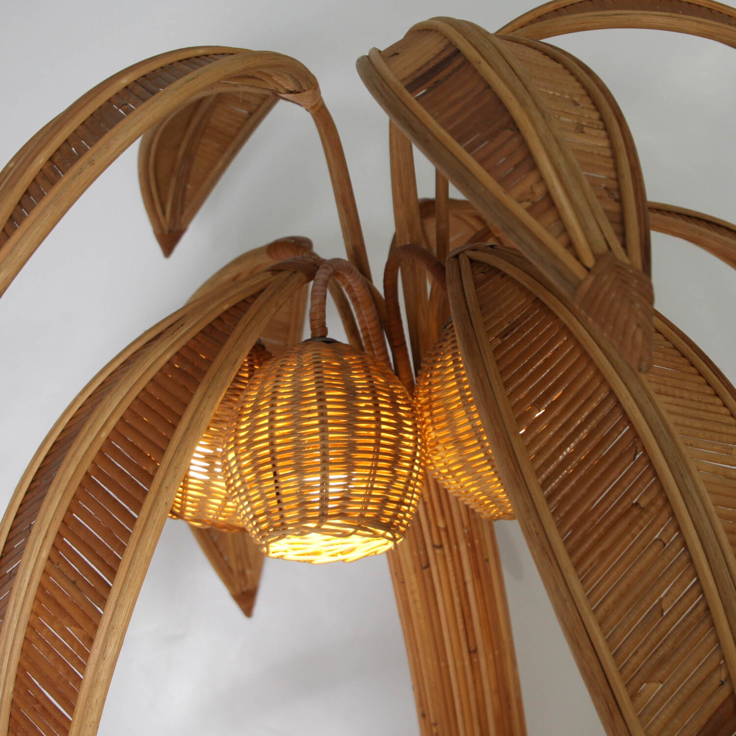 Large "coconut/palm" lamp in rattan
