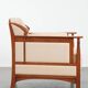 Fauteuil au design Art Nouveau avec un revêtement en tissu léger et luxueux.