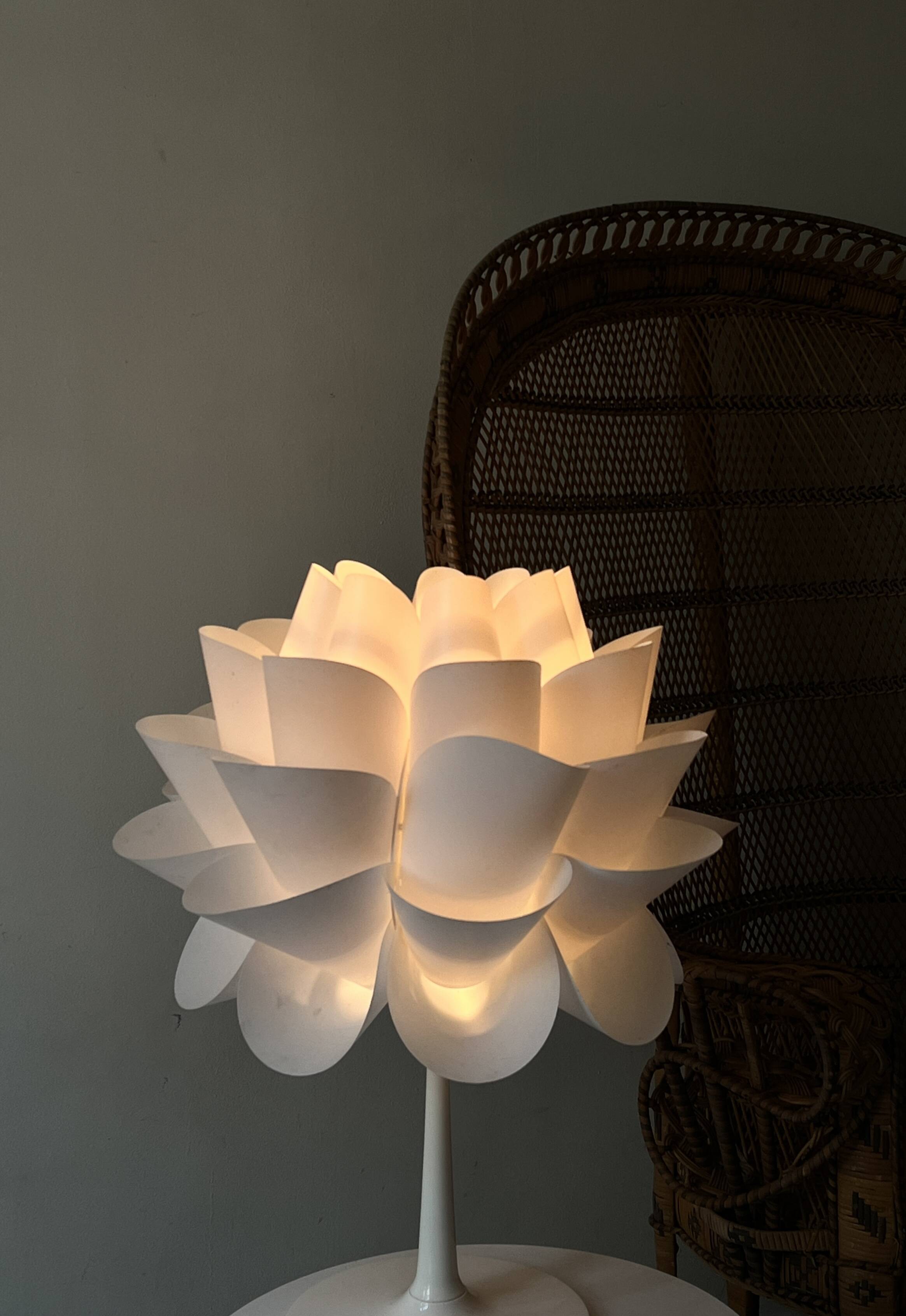 White artichoke tulip design table lamp