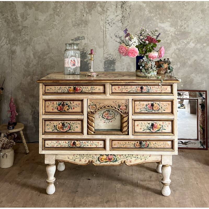 Commode peinte au décor fleuri