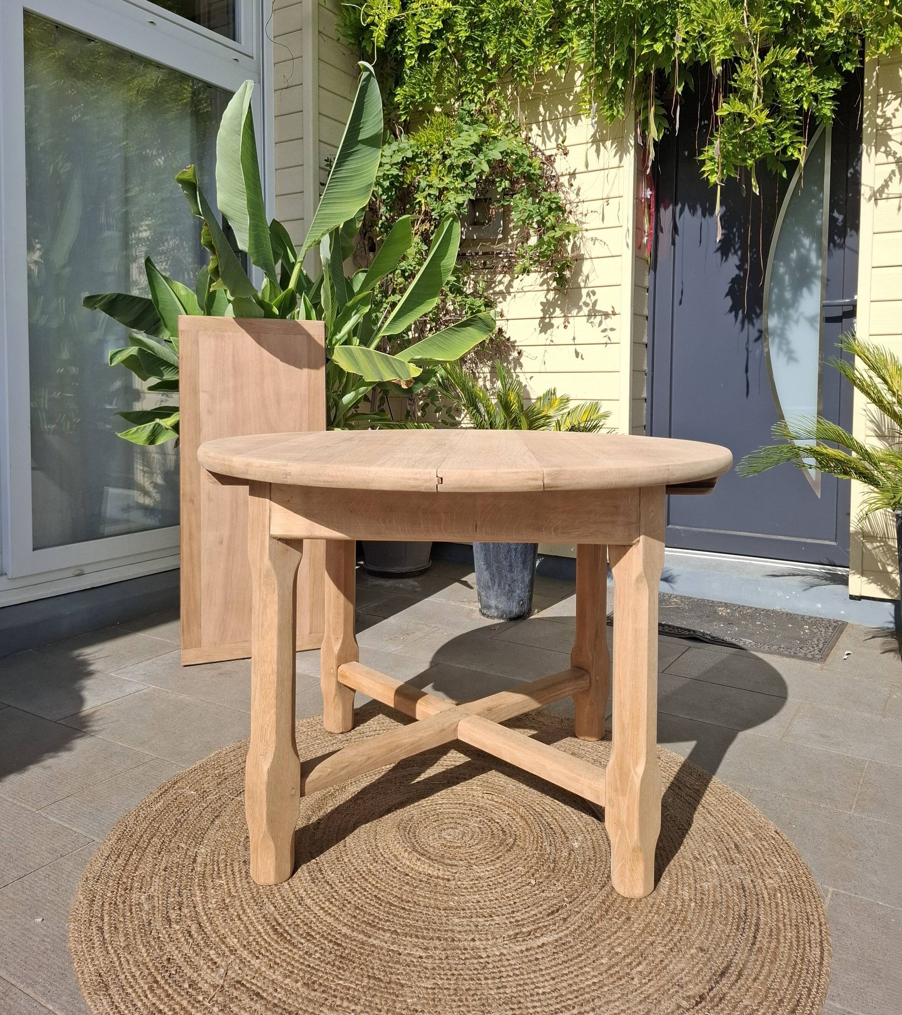 Renovated round table with extension