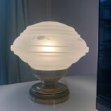 Old table lamp in brass and engraved opaline