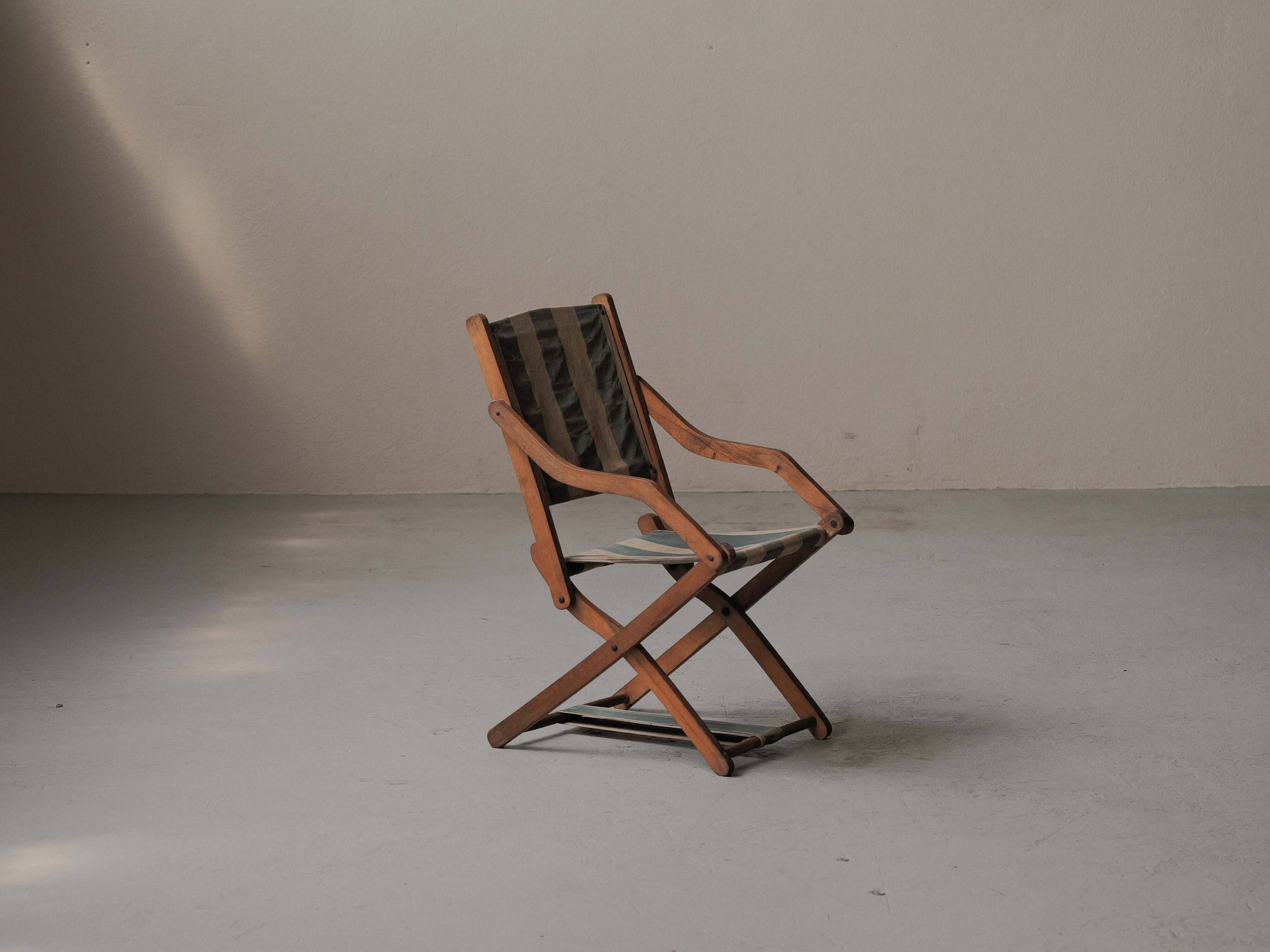 Foldable chair in solid wood and striped fabric, circa 1900.