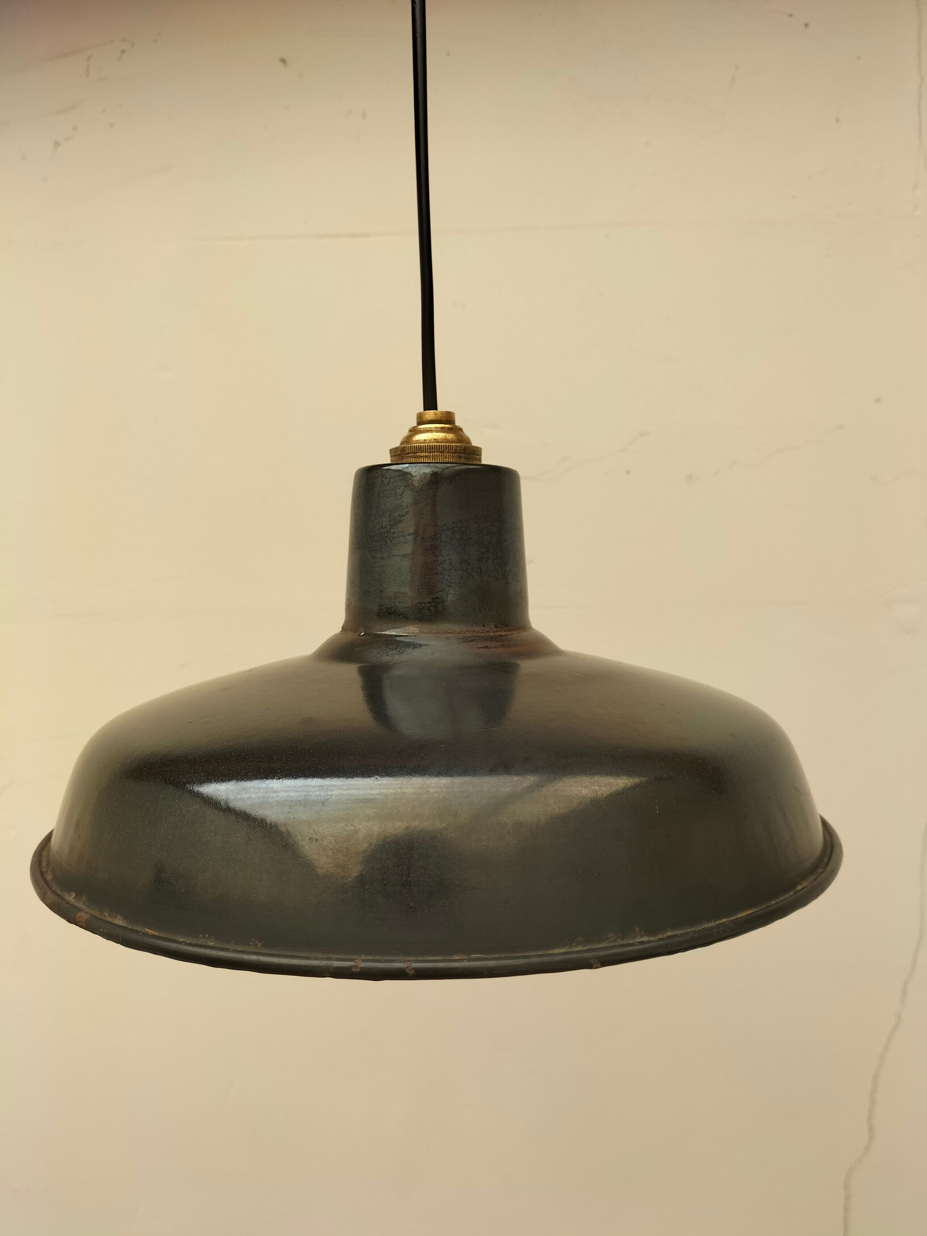 Industrial lamp in enamelled sheet metal
