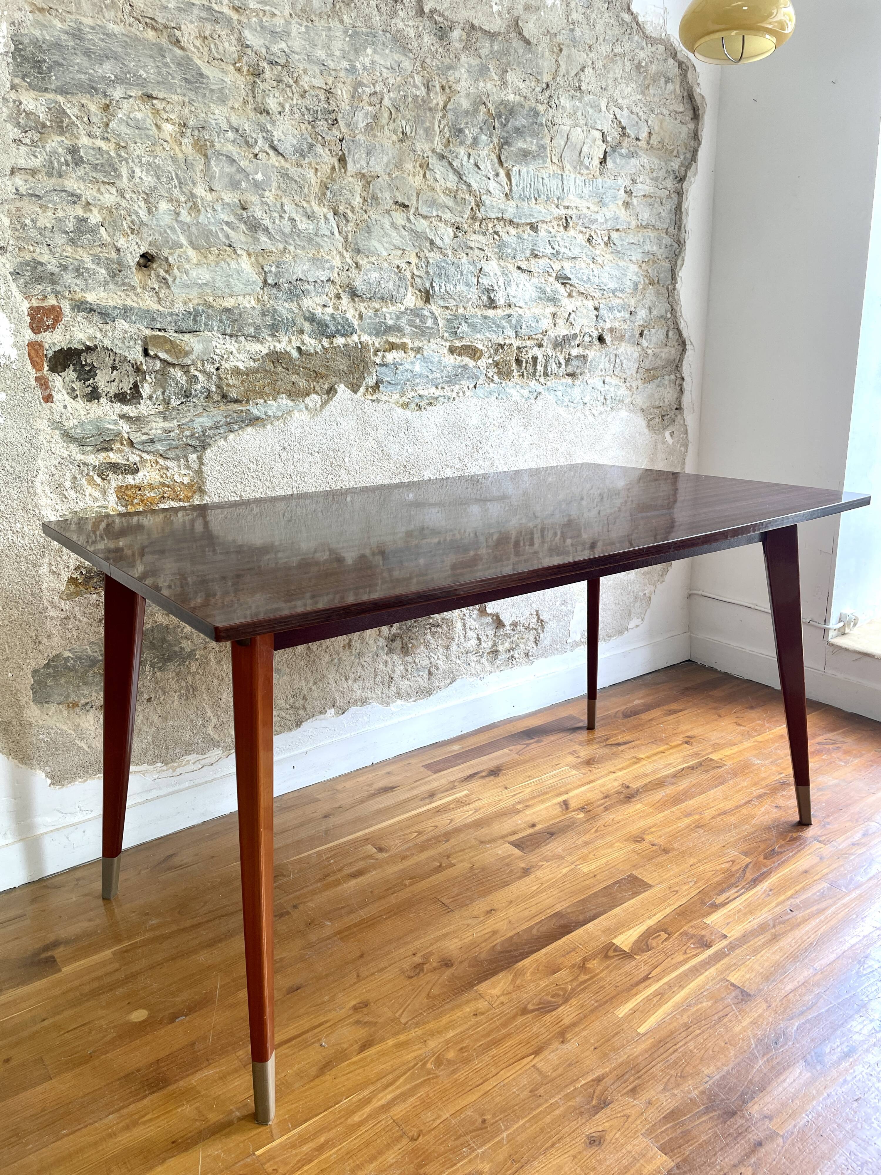 Extendable dining table compass feet