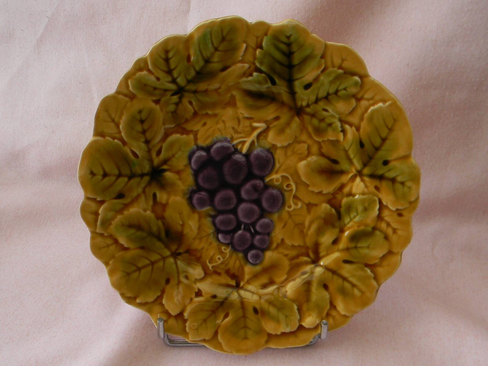 Set of 4 Sarreguemines majolica plates. Fruit decoration.