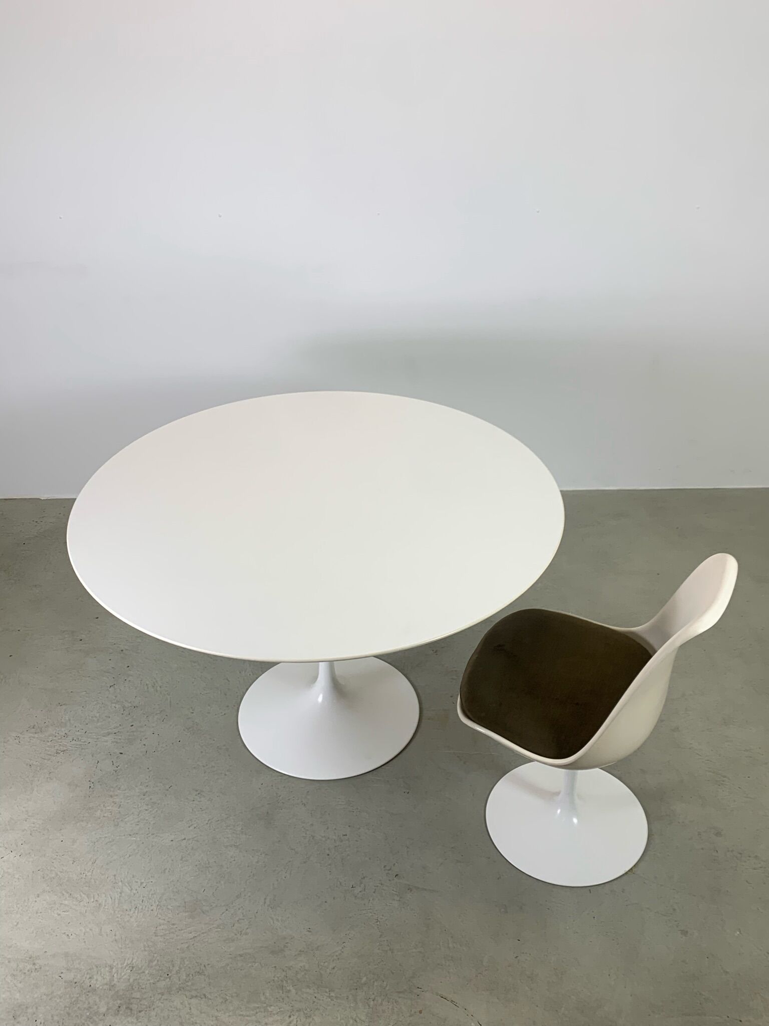 Eero Saarinen Tulip Dining Set with Swifel Chairs for Knoll International 1960s