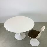 Eero Saarinen Tulip Dining Set with Swifel Chairs for Knoll International 1960s