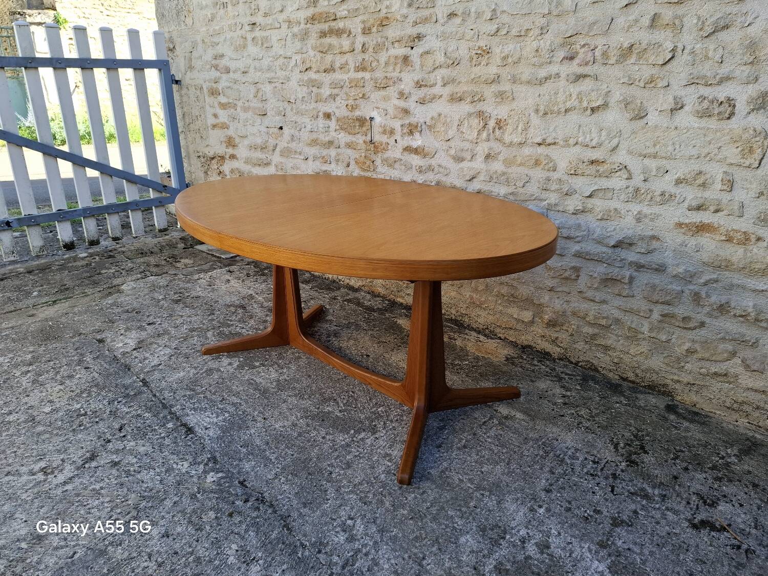 Baumann oval table