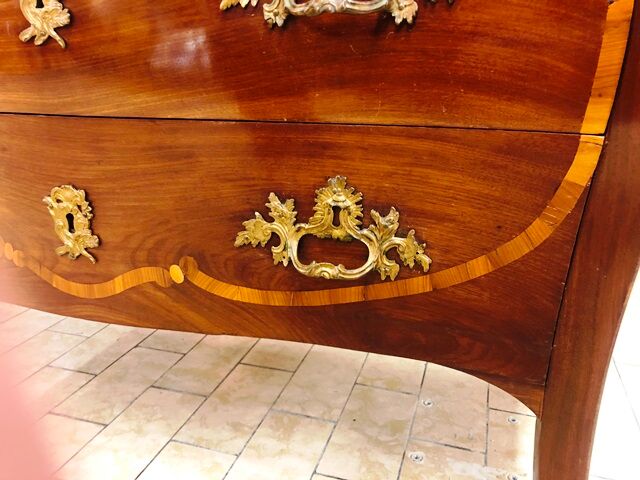 Curved chest of drawers of the eighteenth century