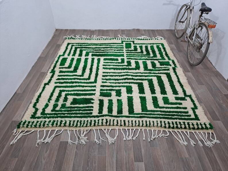 Handmade pure wool rug, traditional size 200 x 300 cm.