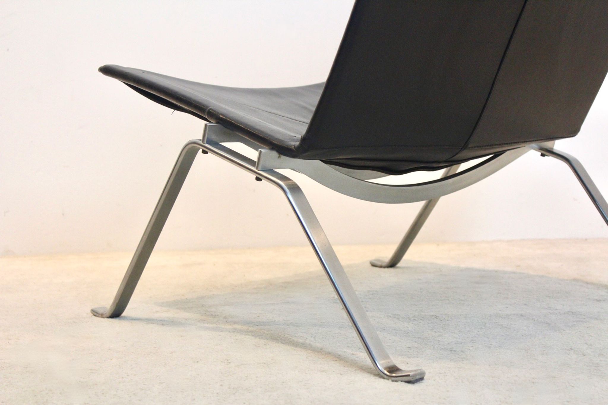 PK22 chair in black leather Poul Kjærholm for Fritz Hansen