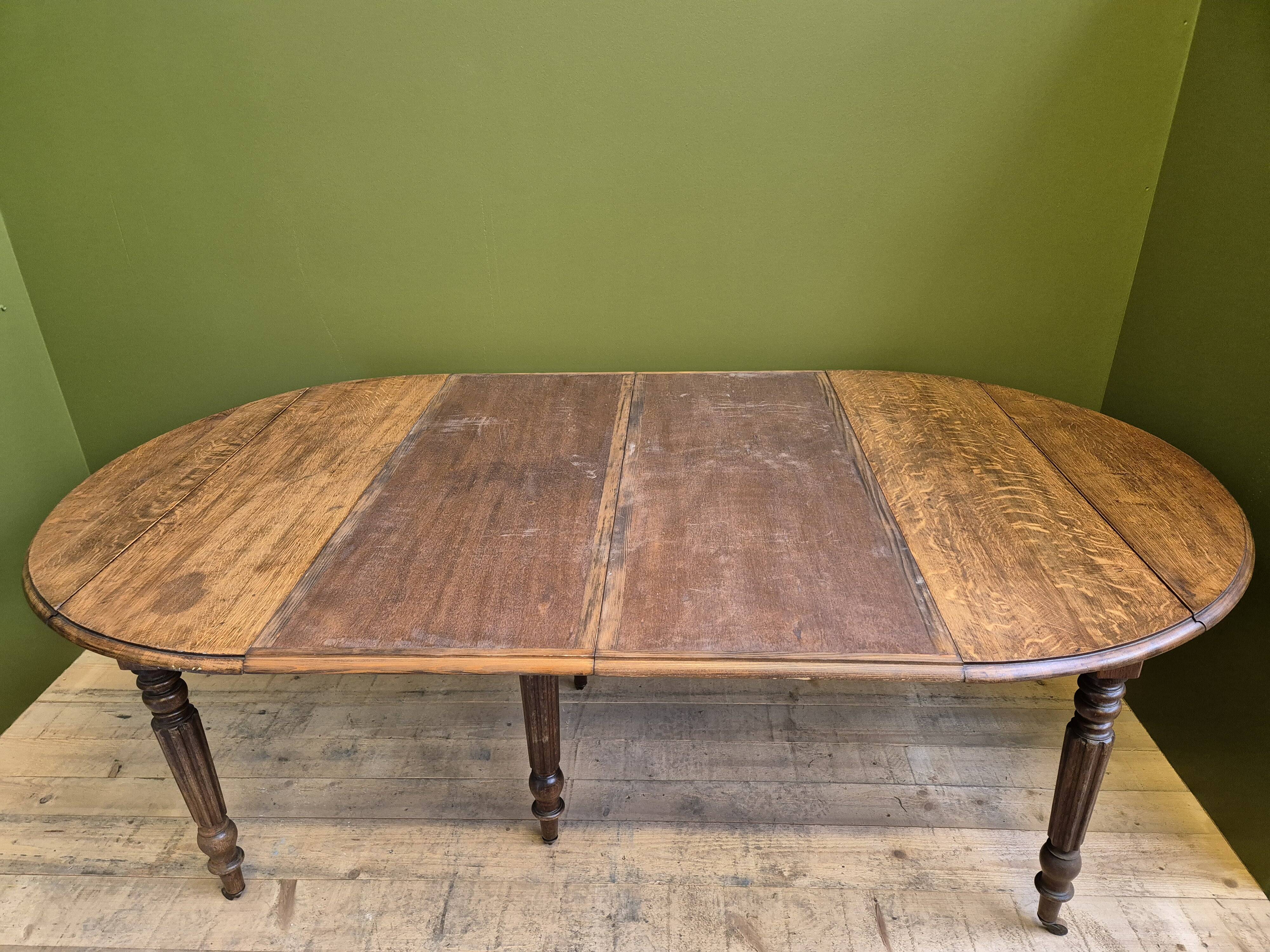 Round/rectangle table with extensions on casters