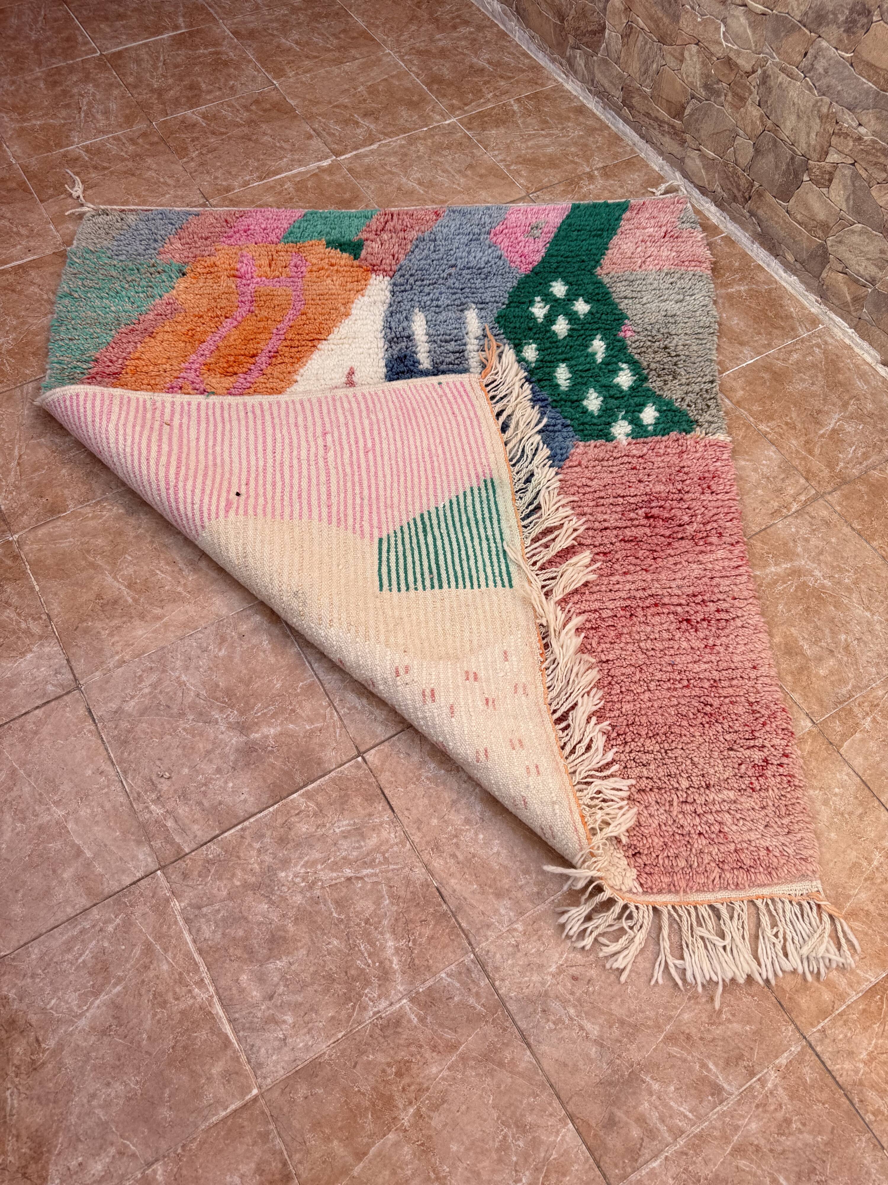 Handmade Azilal Berber rug: Moroccan rug made from sheep wool.